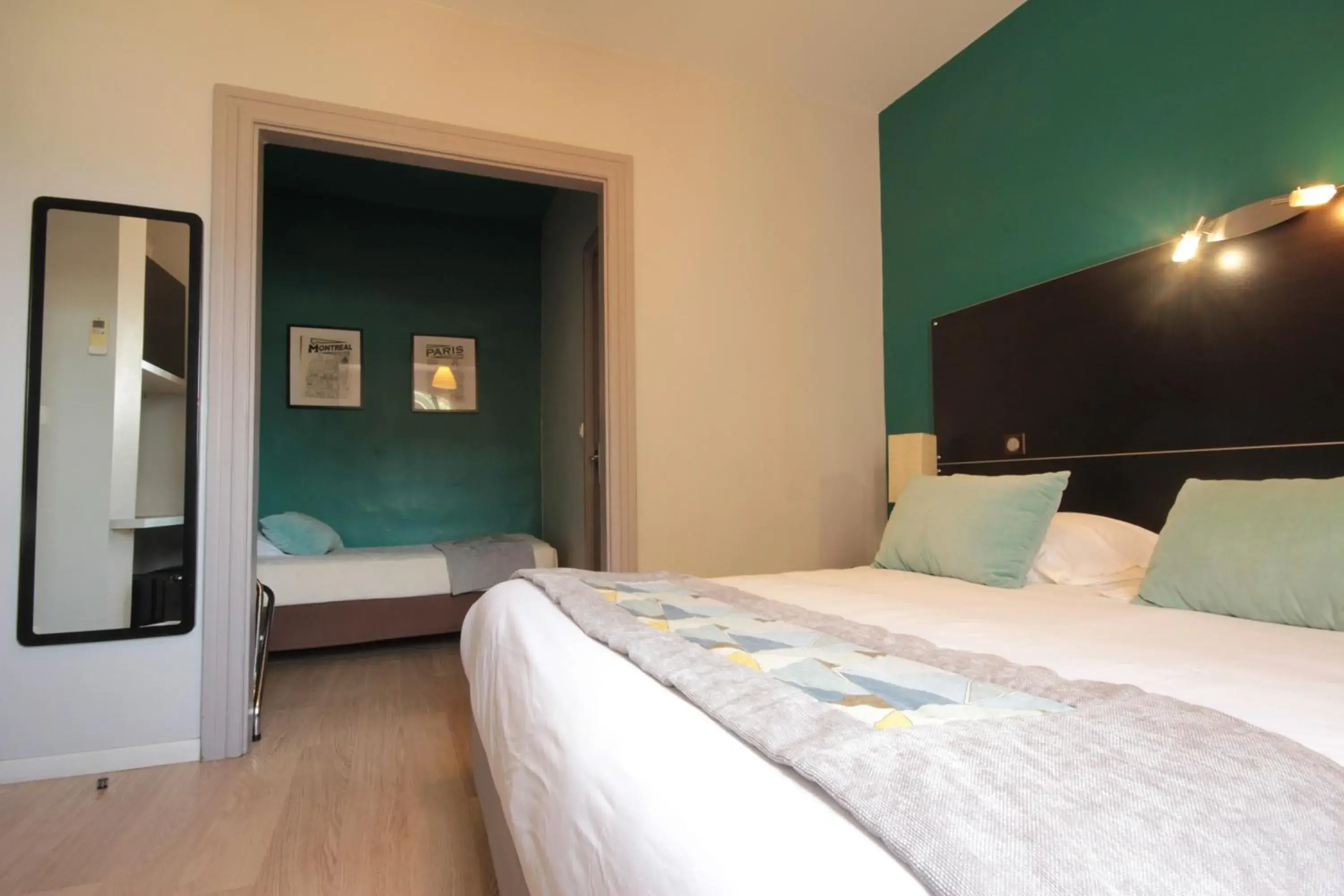 Triple Room in Hôtel Des Arts, Artisanal et Indépendant Triple Room in Hôtel Des Arts, Artisanal et Indépendant