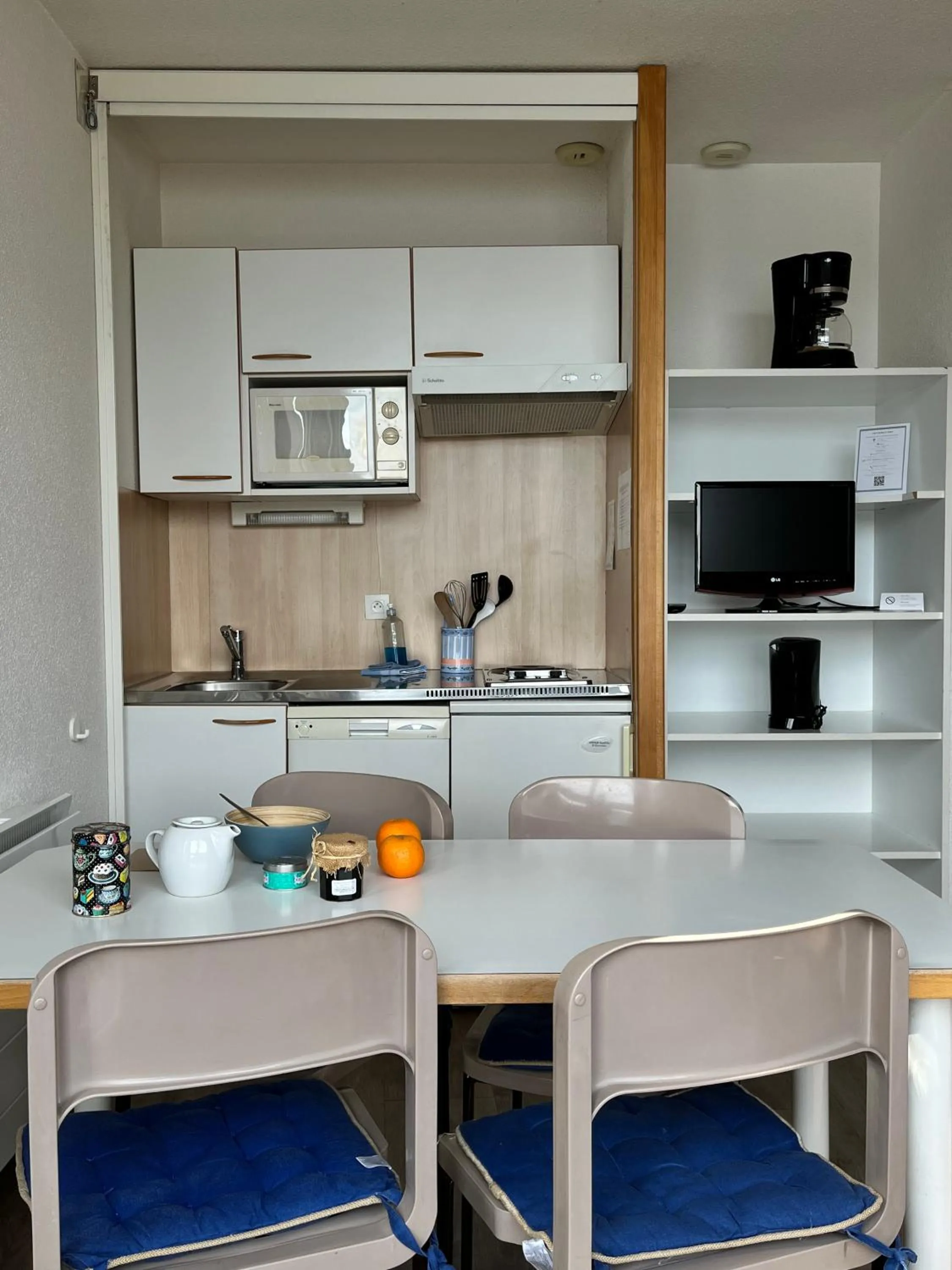 Kitchen or kitchenette in Appart'Hôtel LIDO au bord de l'eau