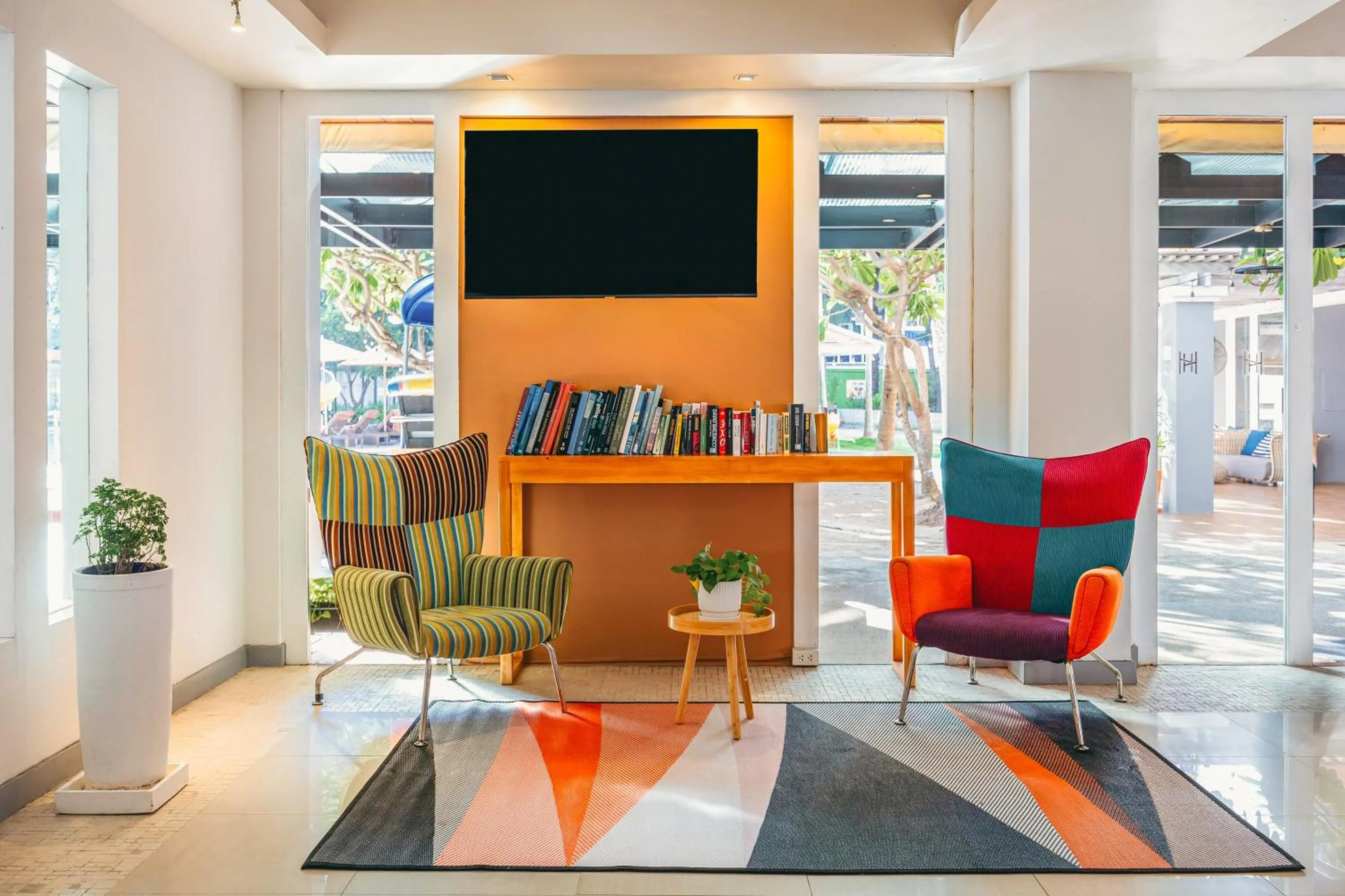 Seating area in Heeton Concept Hotel Pattaya by Compass Hospitality