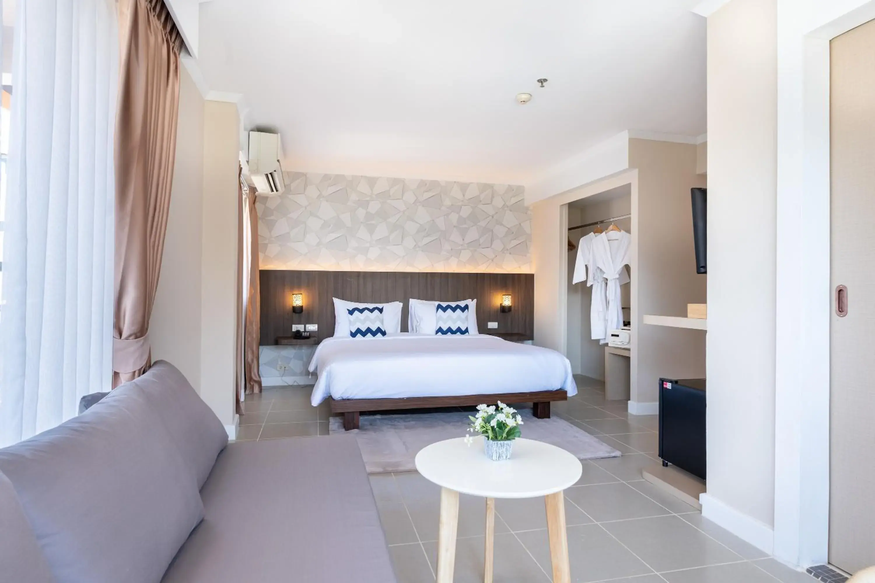 Corner Suite with Balcony in Heeton Concept Hotel Pattaya by Compass Hospitality Corner Suite with Balcony in Heeton Concept Hotel Pattaya by Compass Hospitality