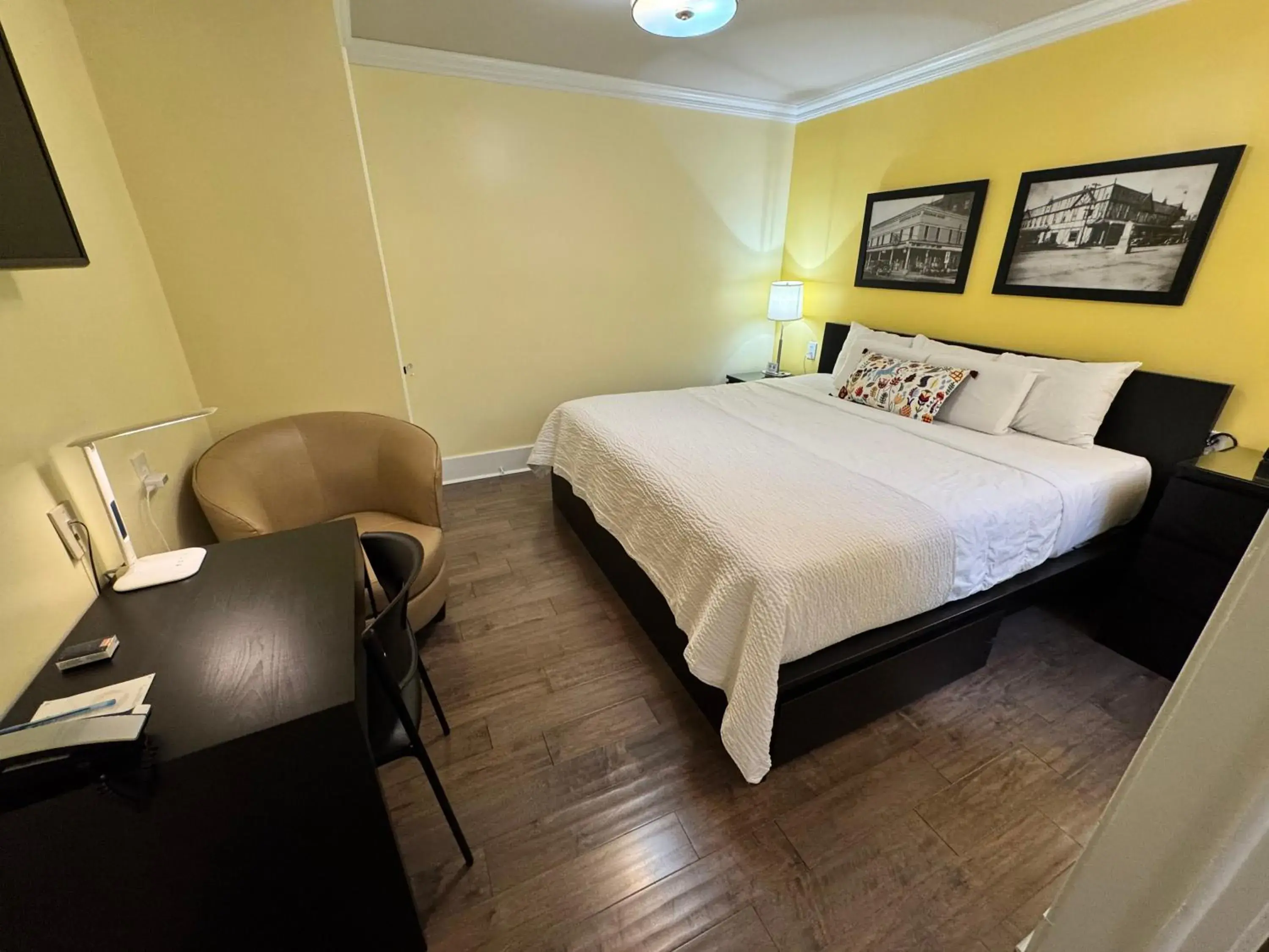 Deluxe Queen Suite in The Sherman Inn Deluxe Queen Suite in The Sherman Inn