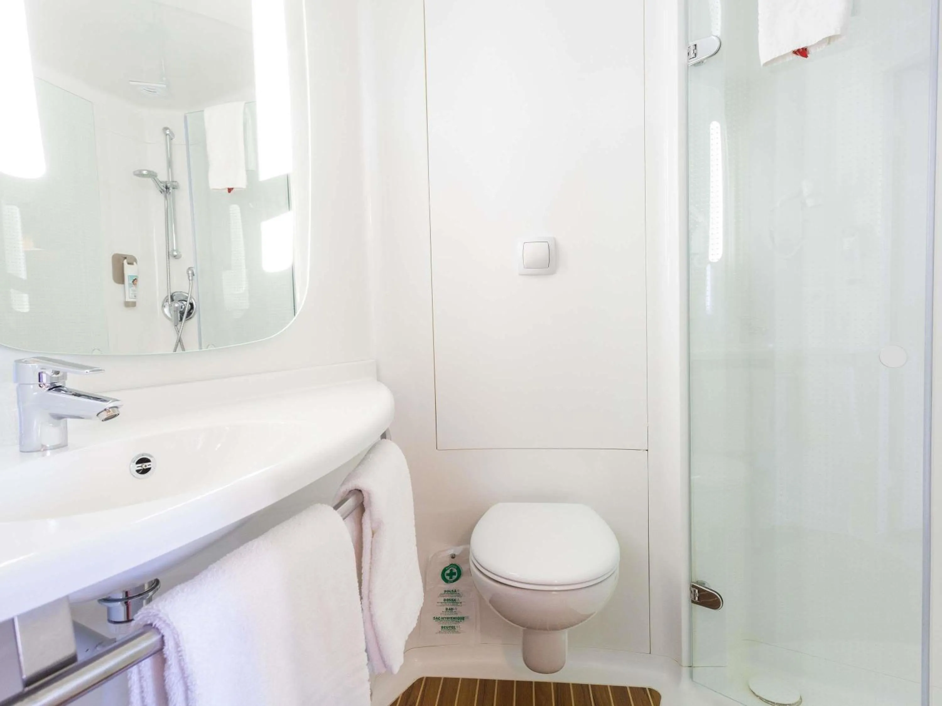 Bedroom in Ibis Elche