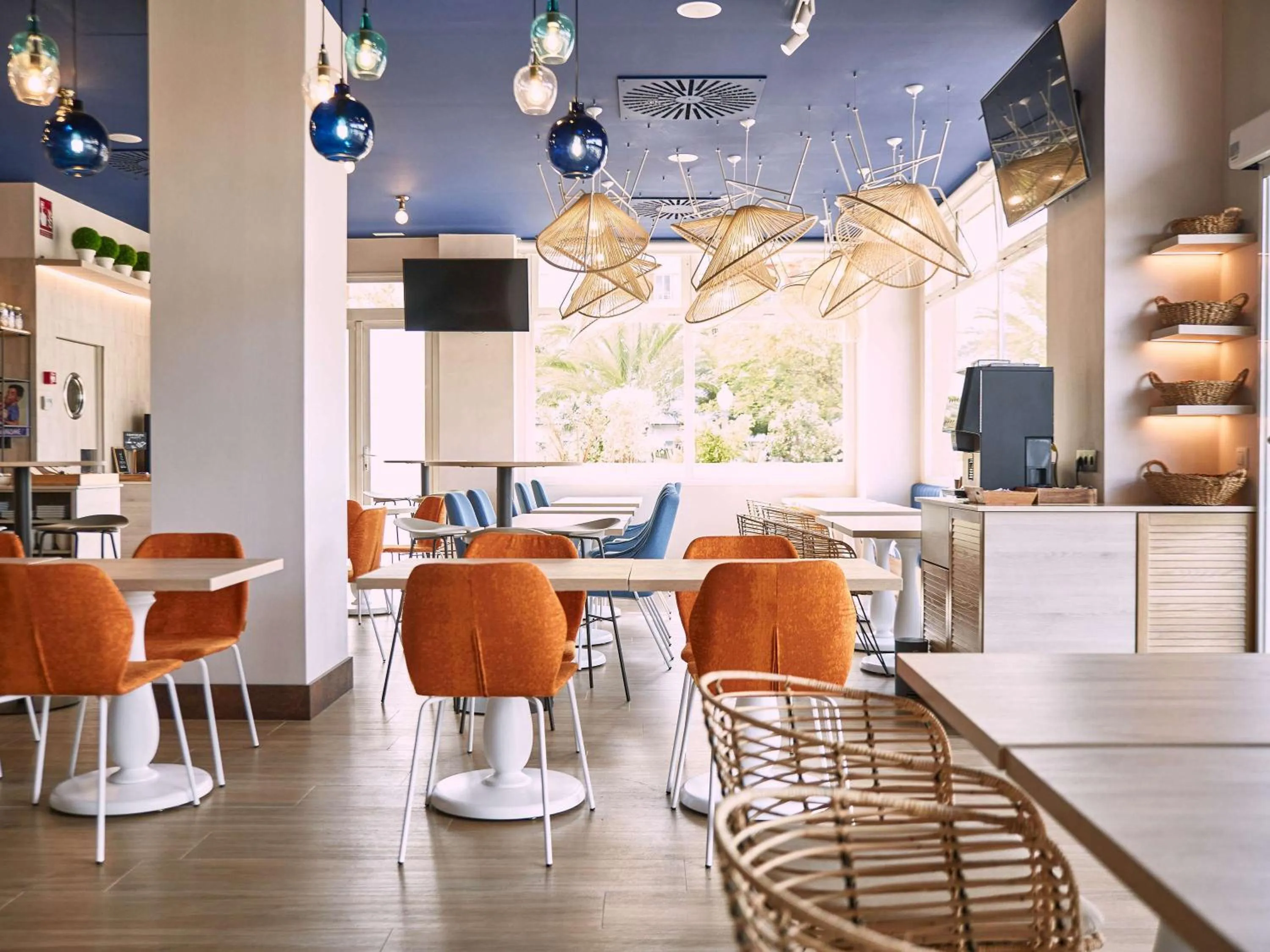 Restaurant/places to eat in Ibis Elche