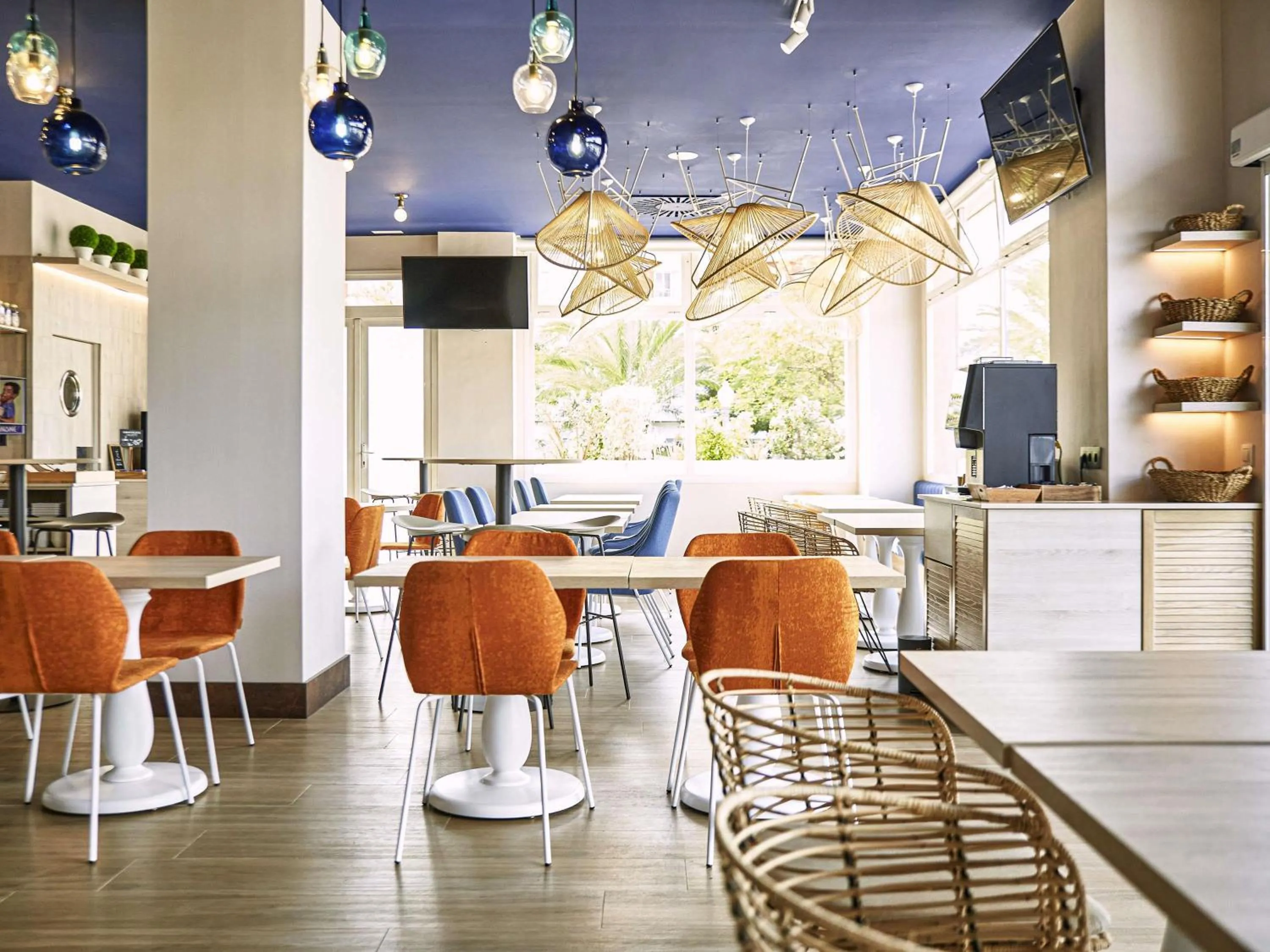 Lounge or bar in Ibis Elche