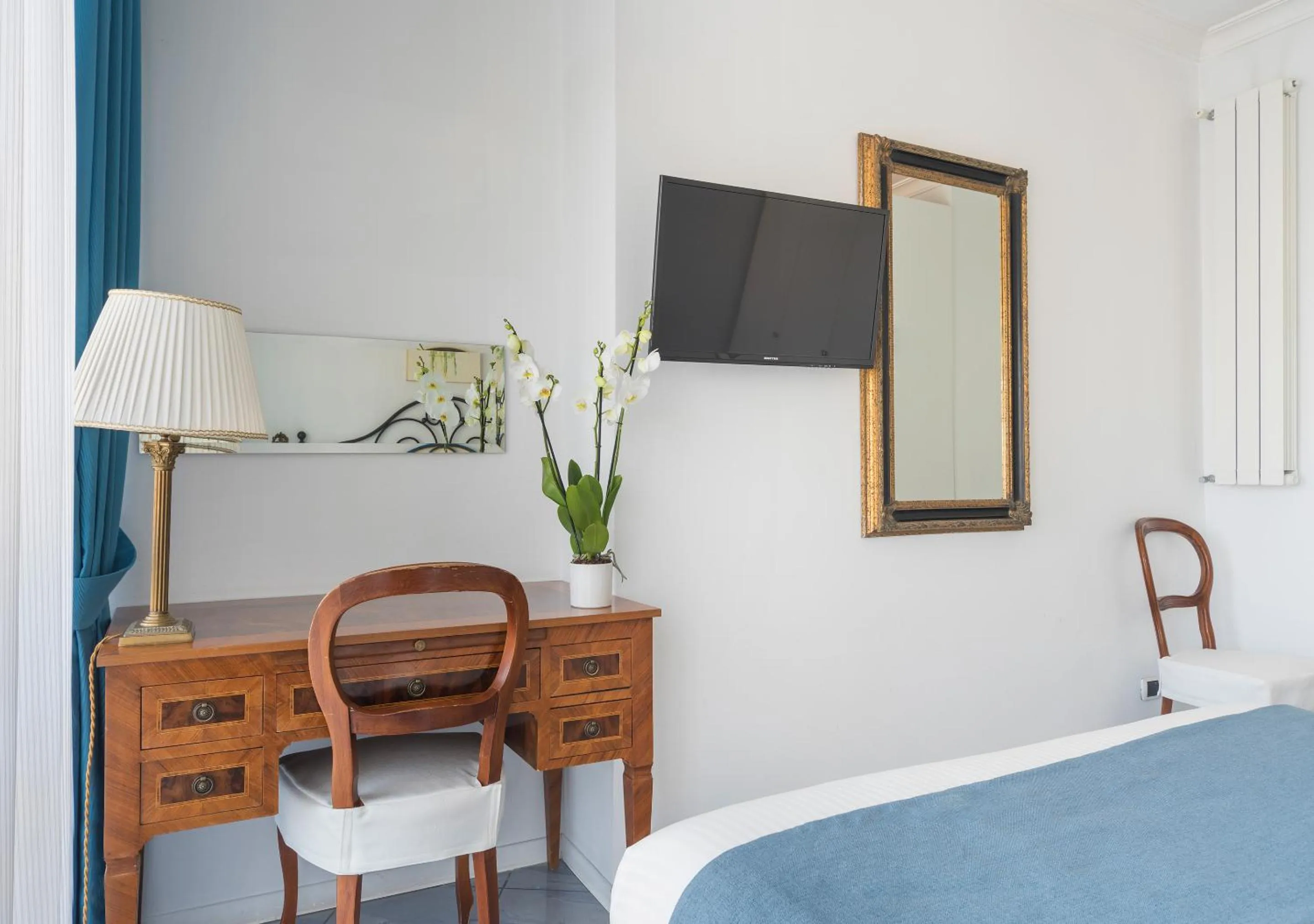 TV and multimedia, Bed in Fiorentini Residence NAPOLI