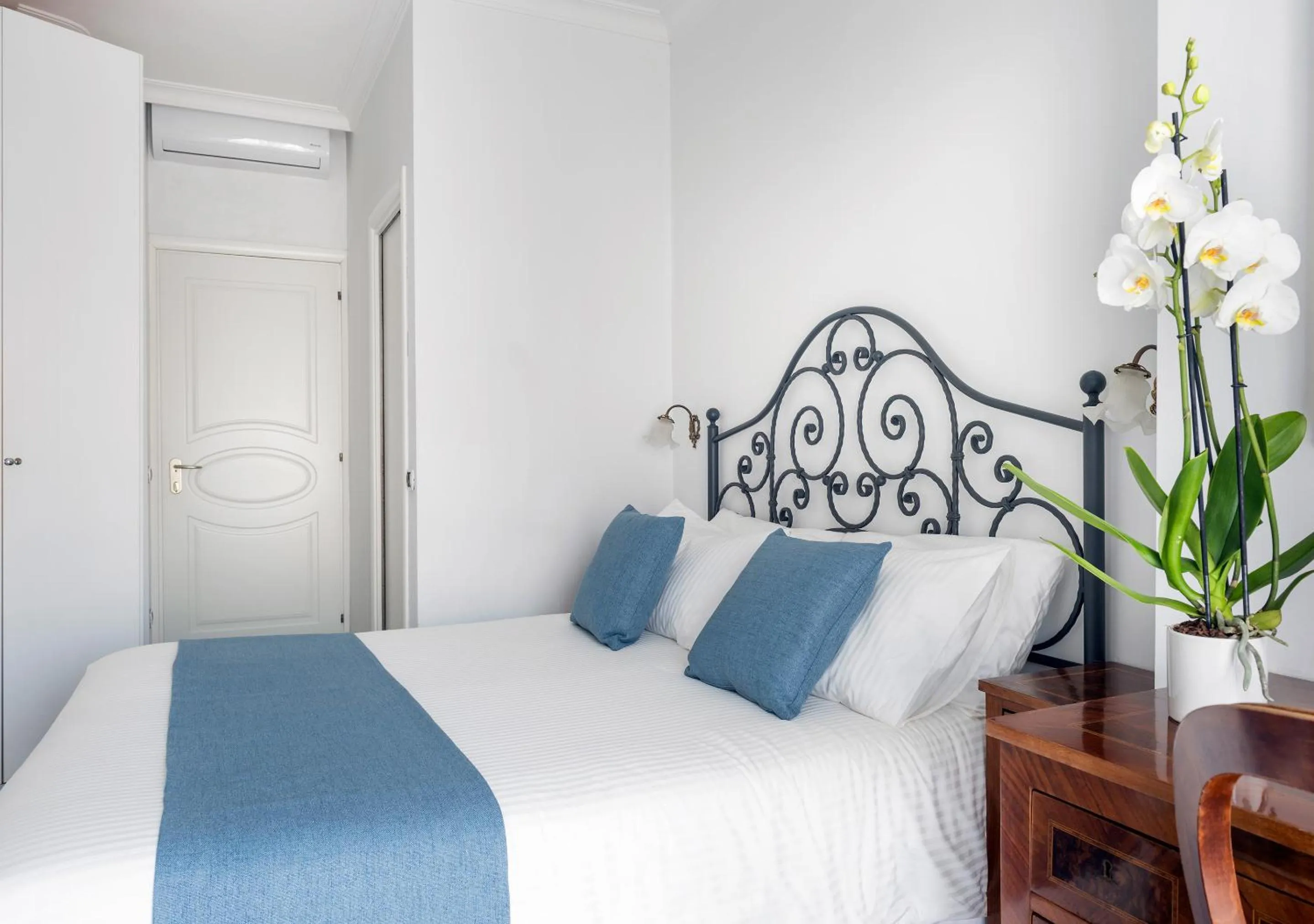 Decorative detail, Bed in Fiorentini Residence NAPOLI