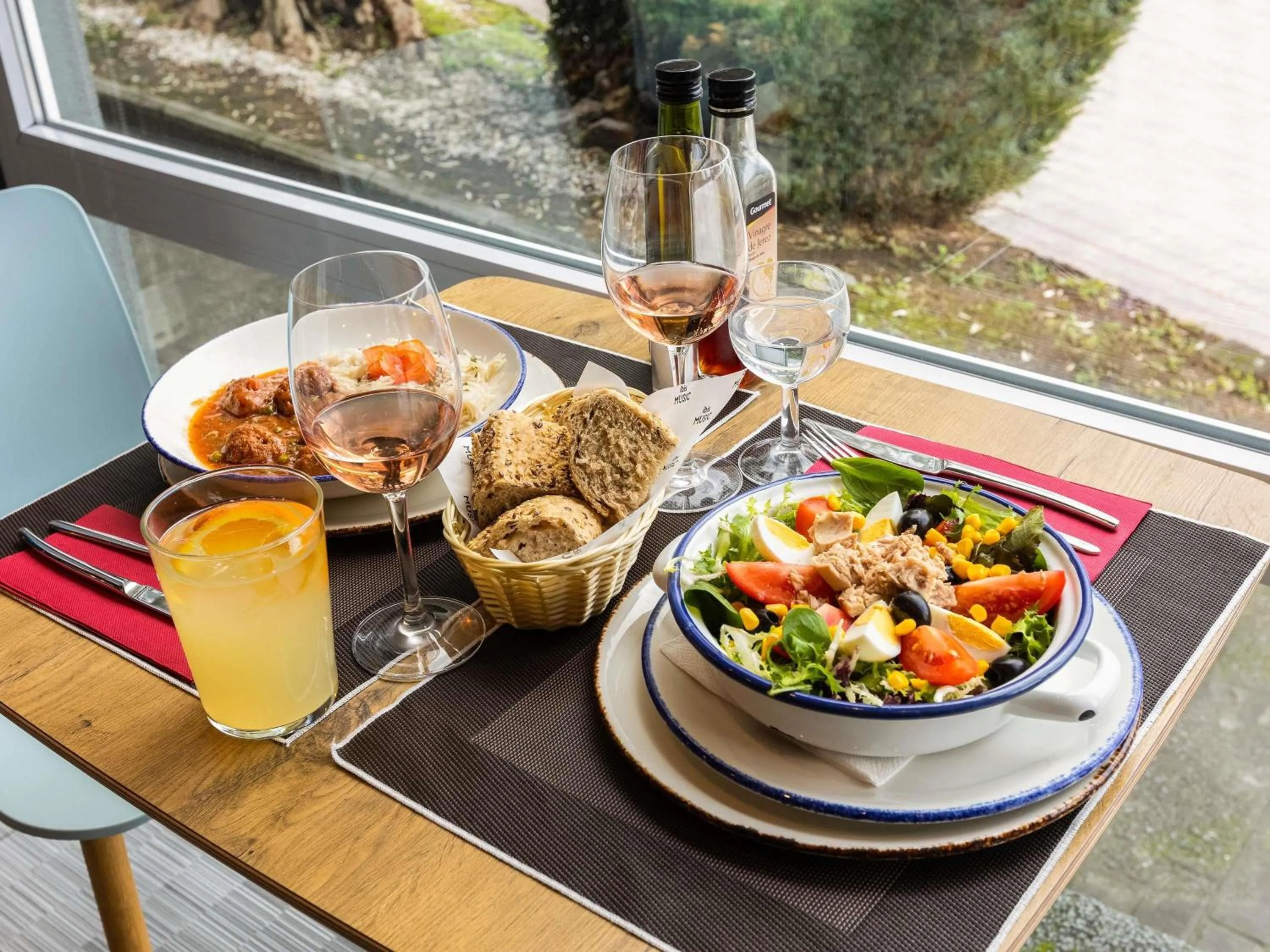 Lounge or bar in Ibis Bilbao Barakaldo