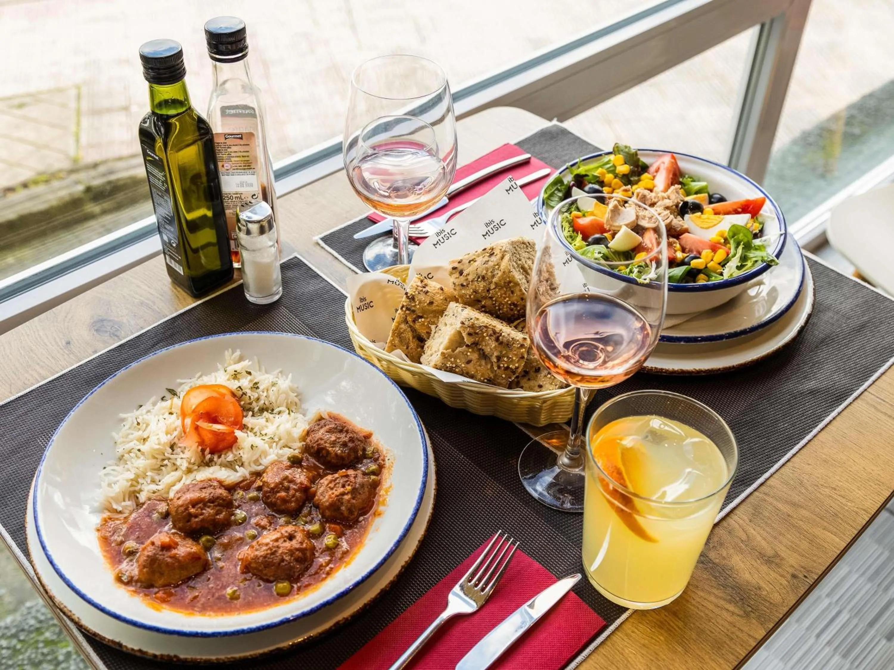 Lounge or bar in Ibis Bilbao Barakaldo