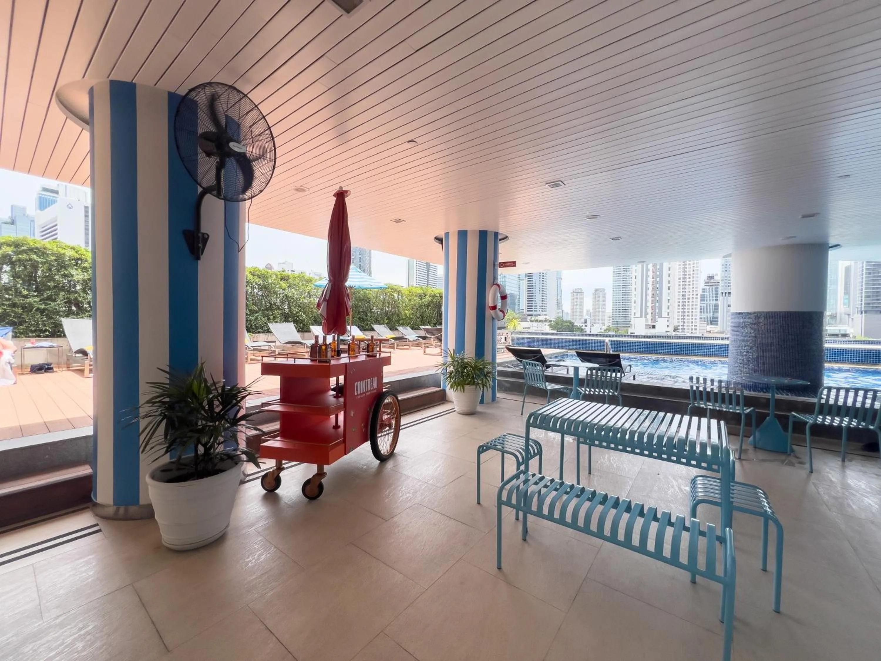 Swimming pool in Pullman Bangkok Hotel G