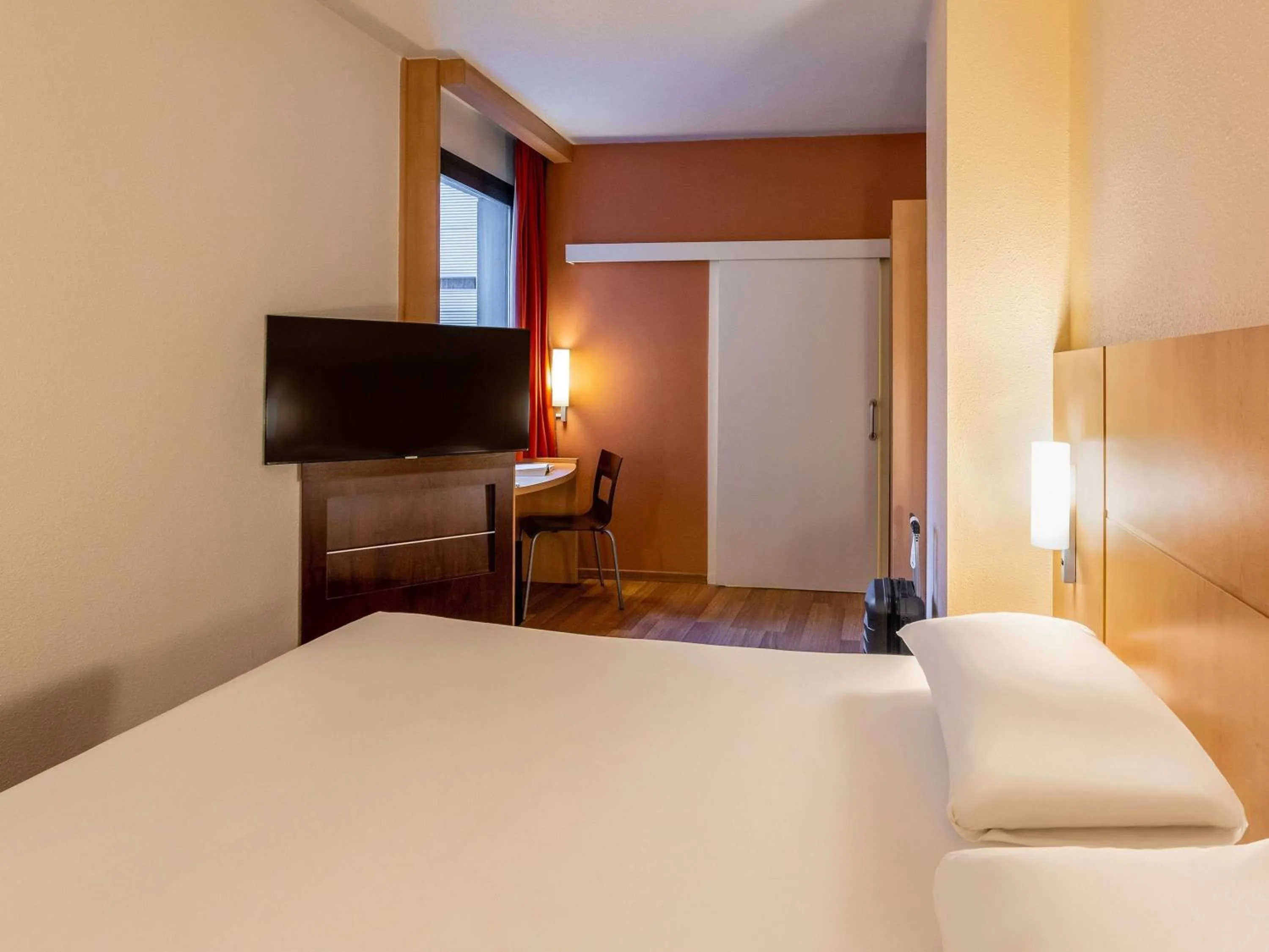 Bedroom, Bed in Ibis Bilbao Centro