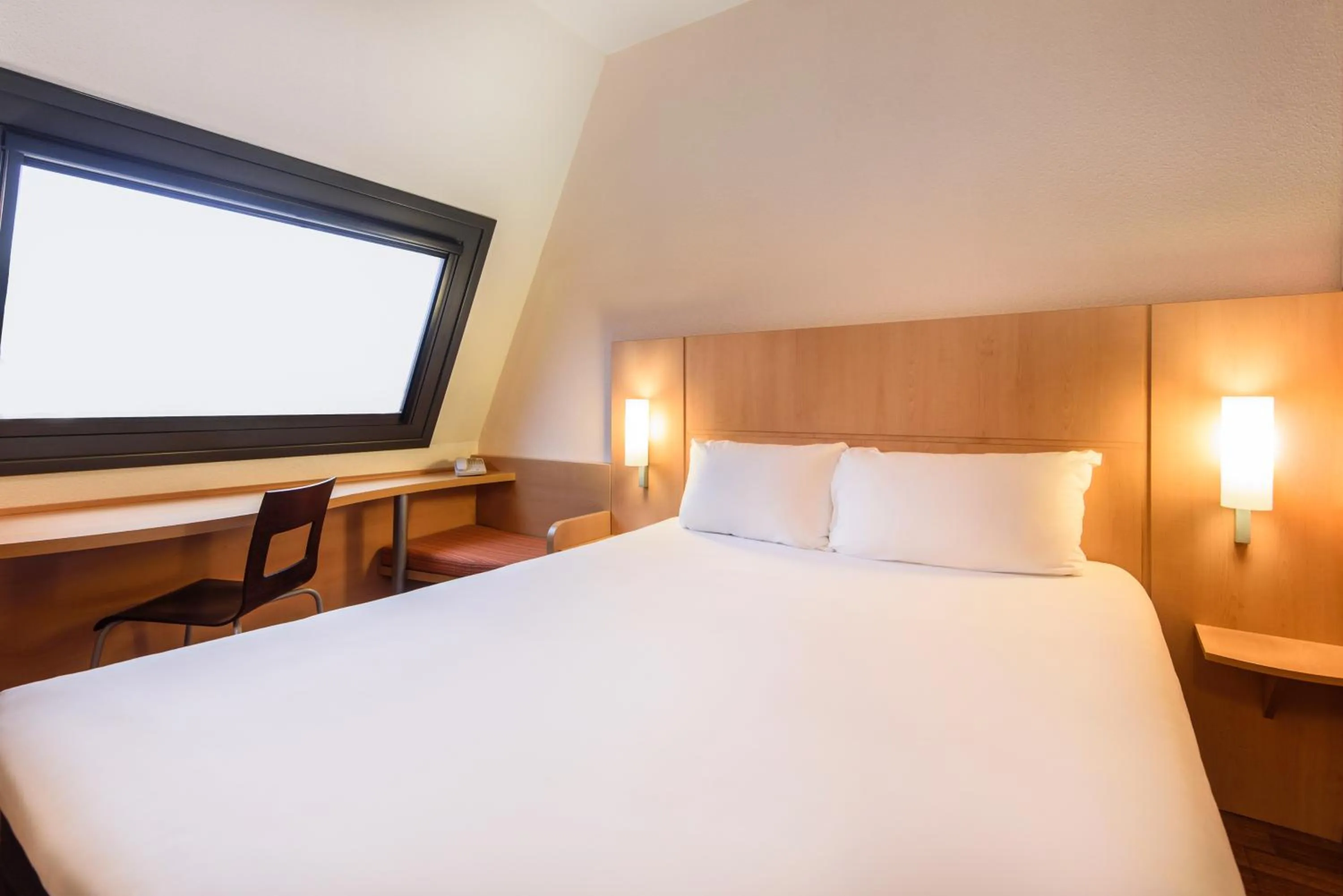 Photo of the whole room, Bed in Ibis Bilbao Centro