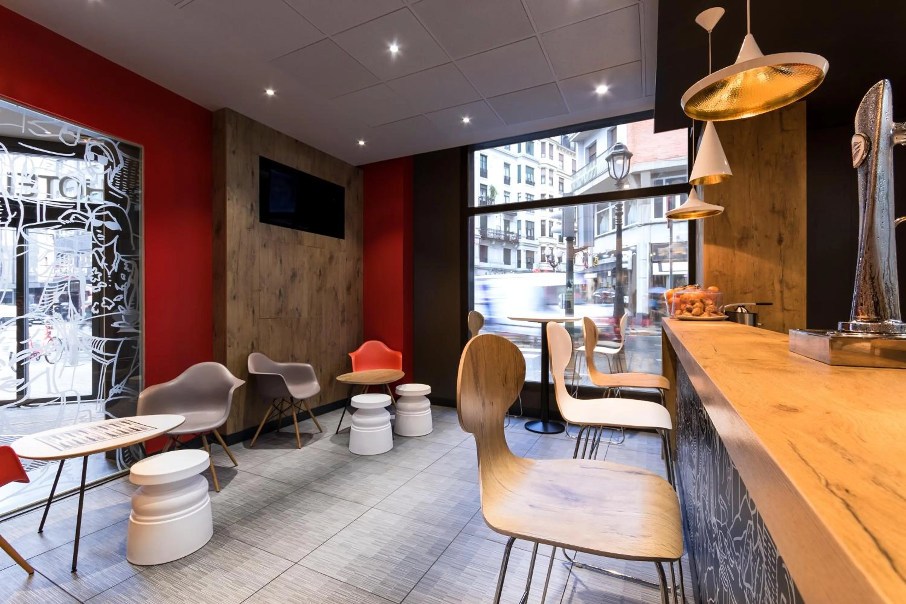 Lounge or bar in Ibis Bilbao Centro