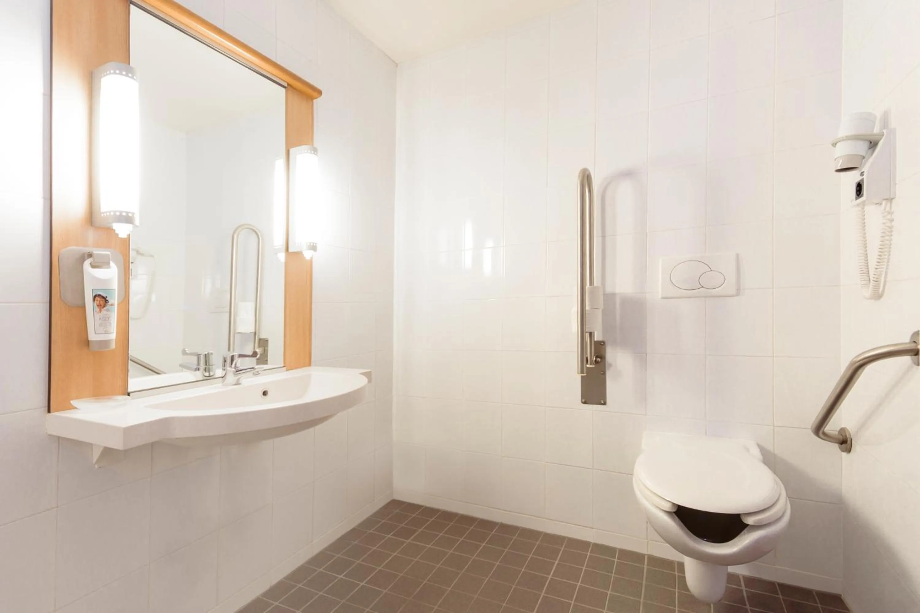 Bathroom in Ibis Bilbao Centro