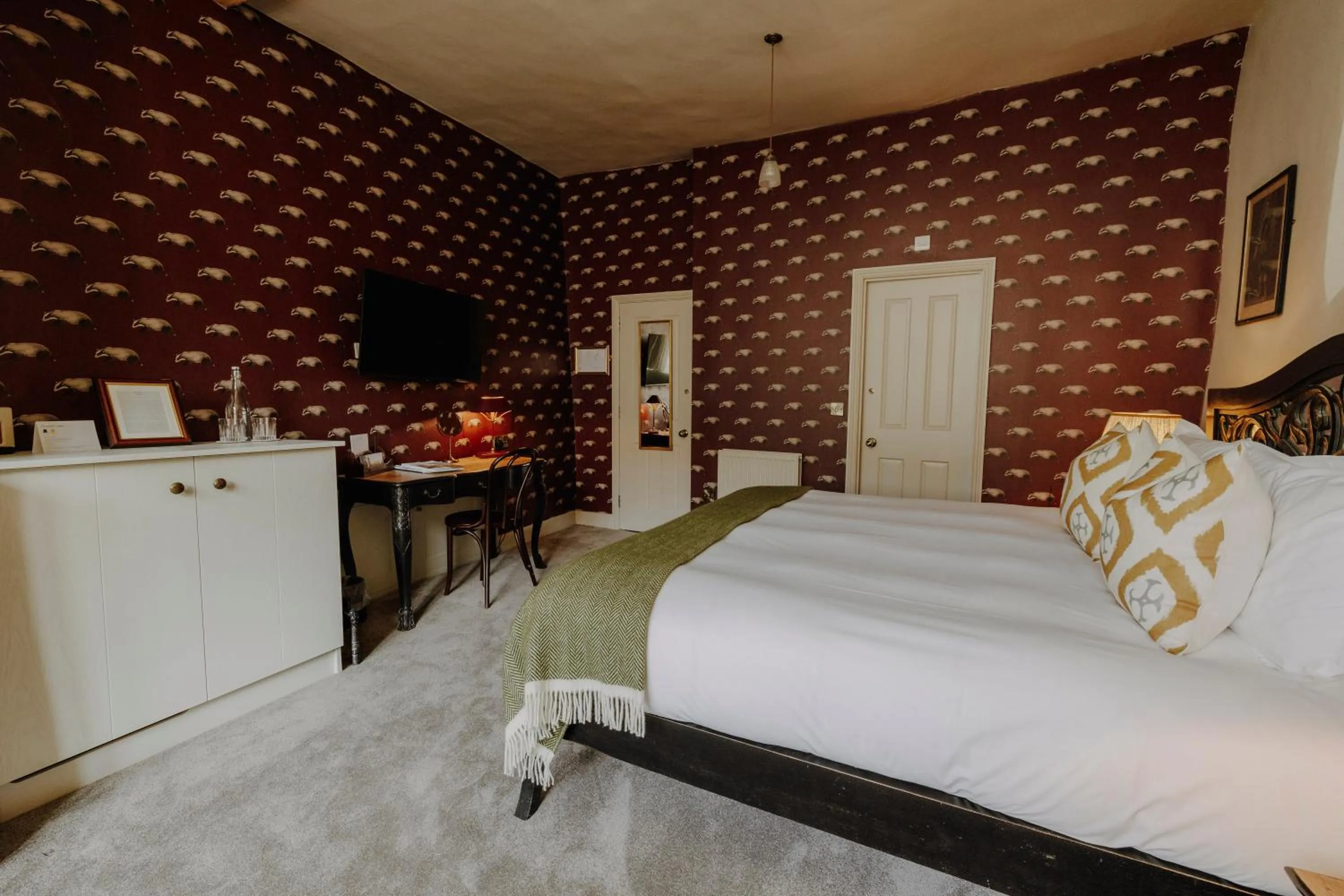 Photo of the whole room, Bed in The Bull And Swan