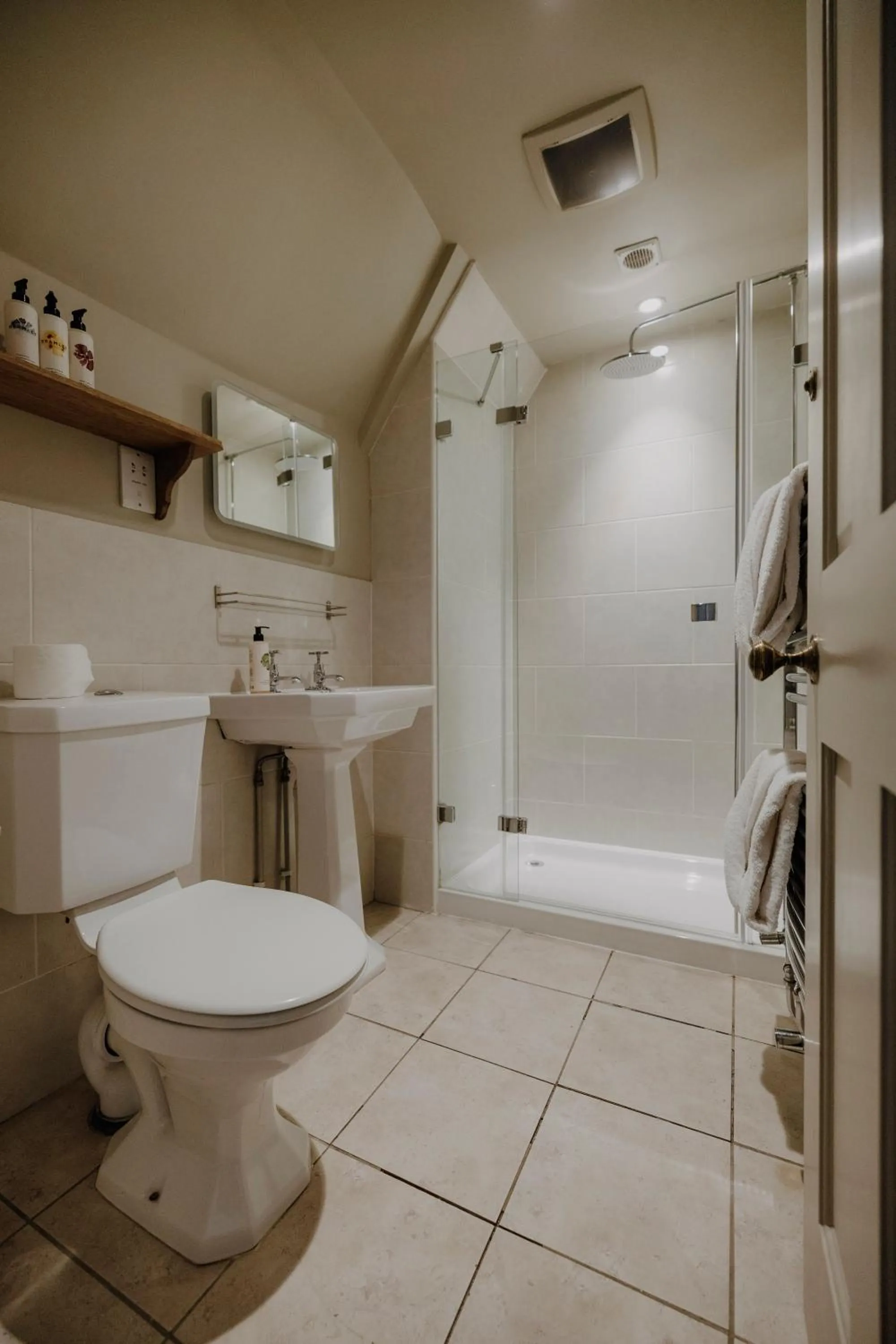 Bathroom in The Bull And Swan