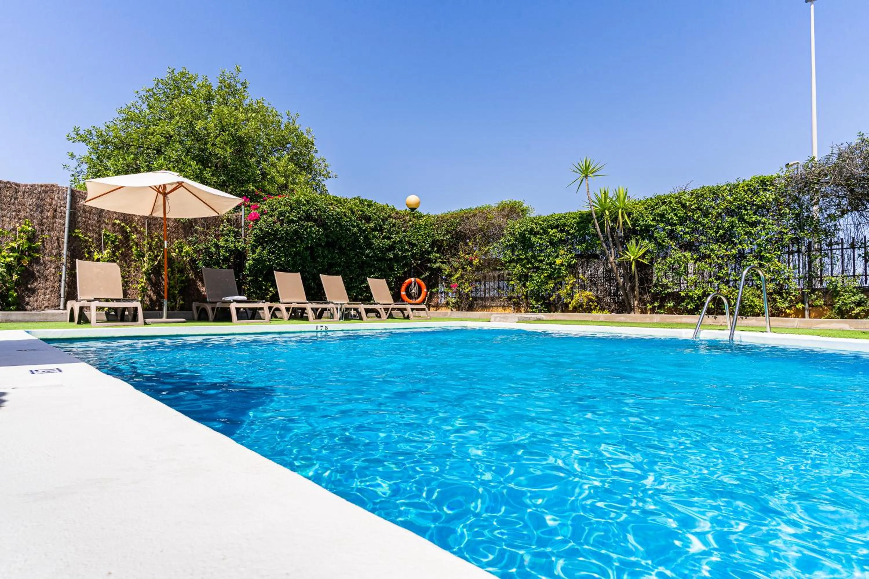 Swimming pool in Ibis Jerez De La Frontera Cadiz