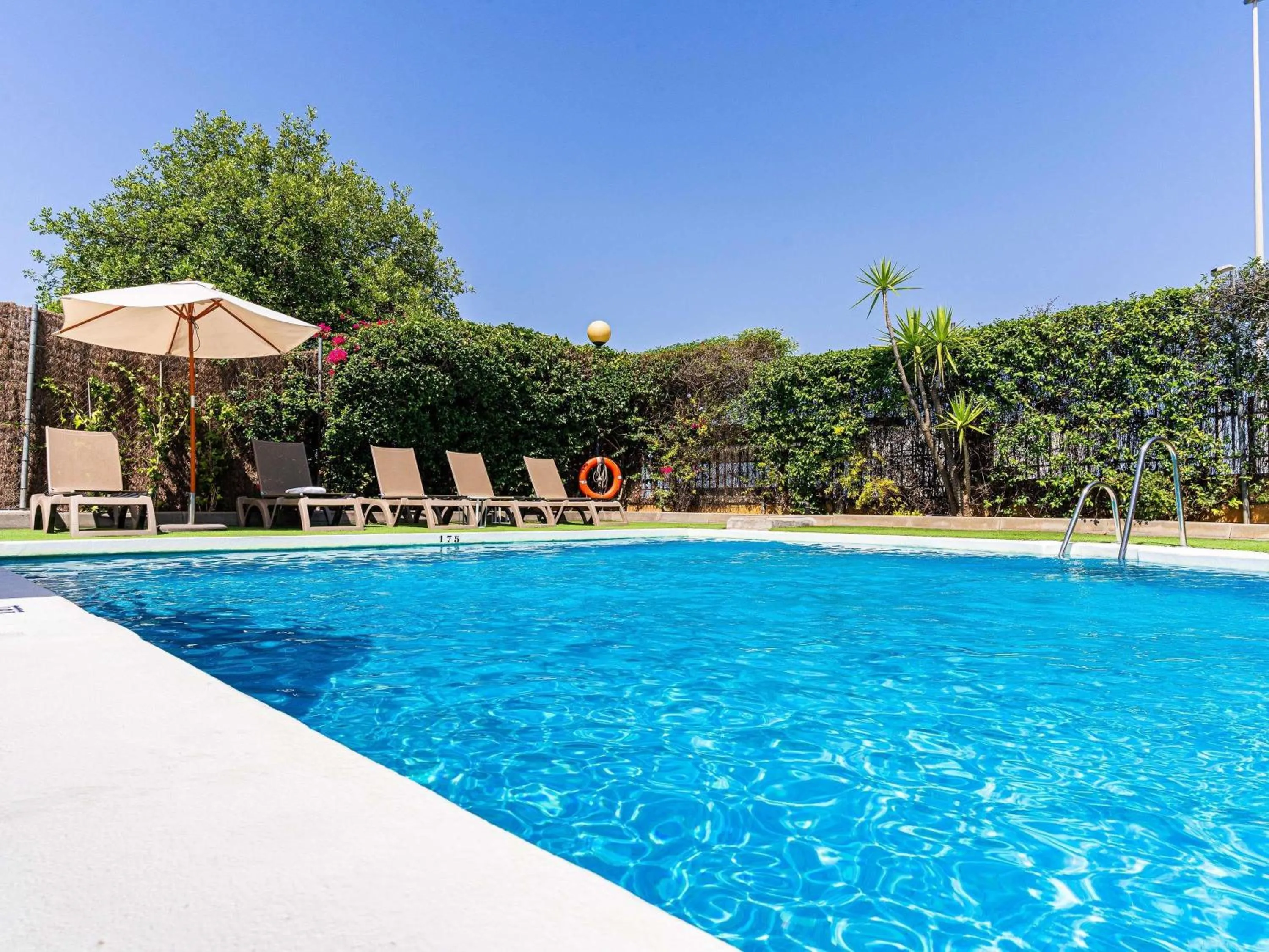 Pool view in Ibis Jerez De La Frontera Cadiz