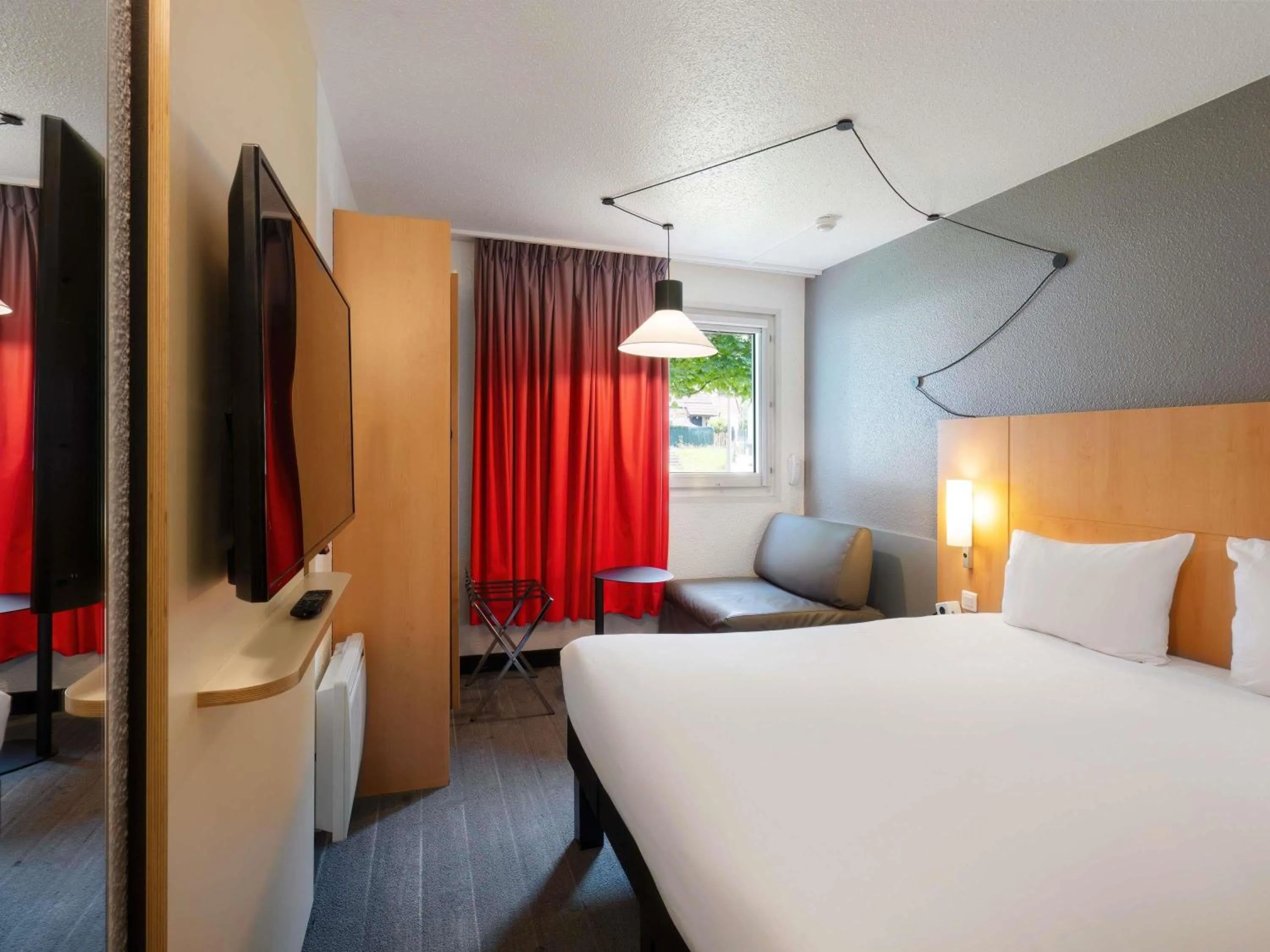 Bedroom, Bed in ibis Cergy Pontoise Le Port