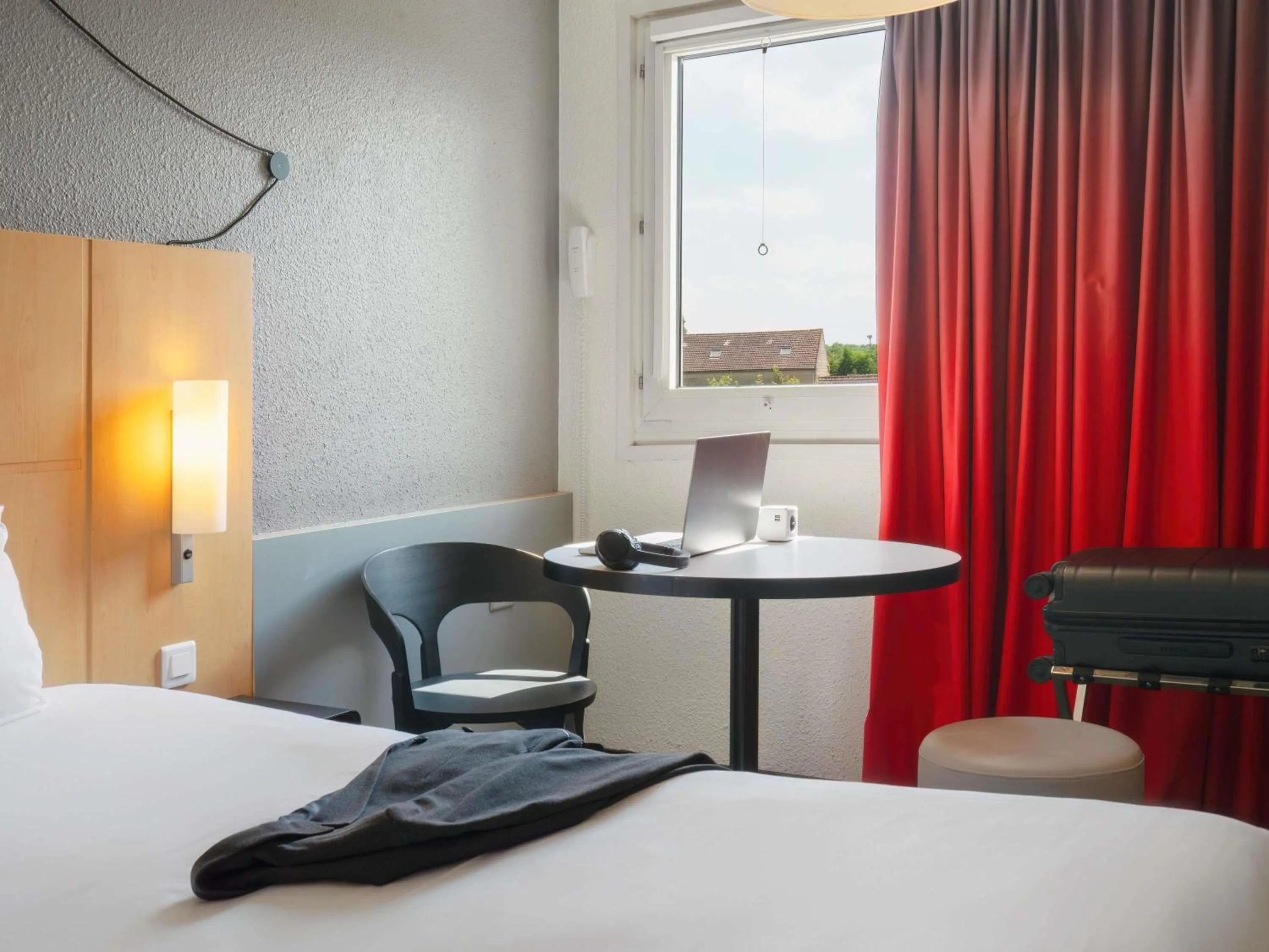 Bedroom, Bed in ibis Cergy Pontoise Le Port