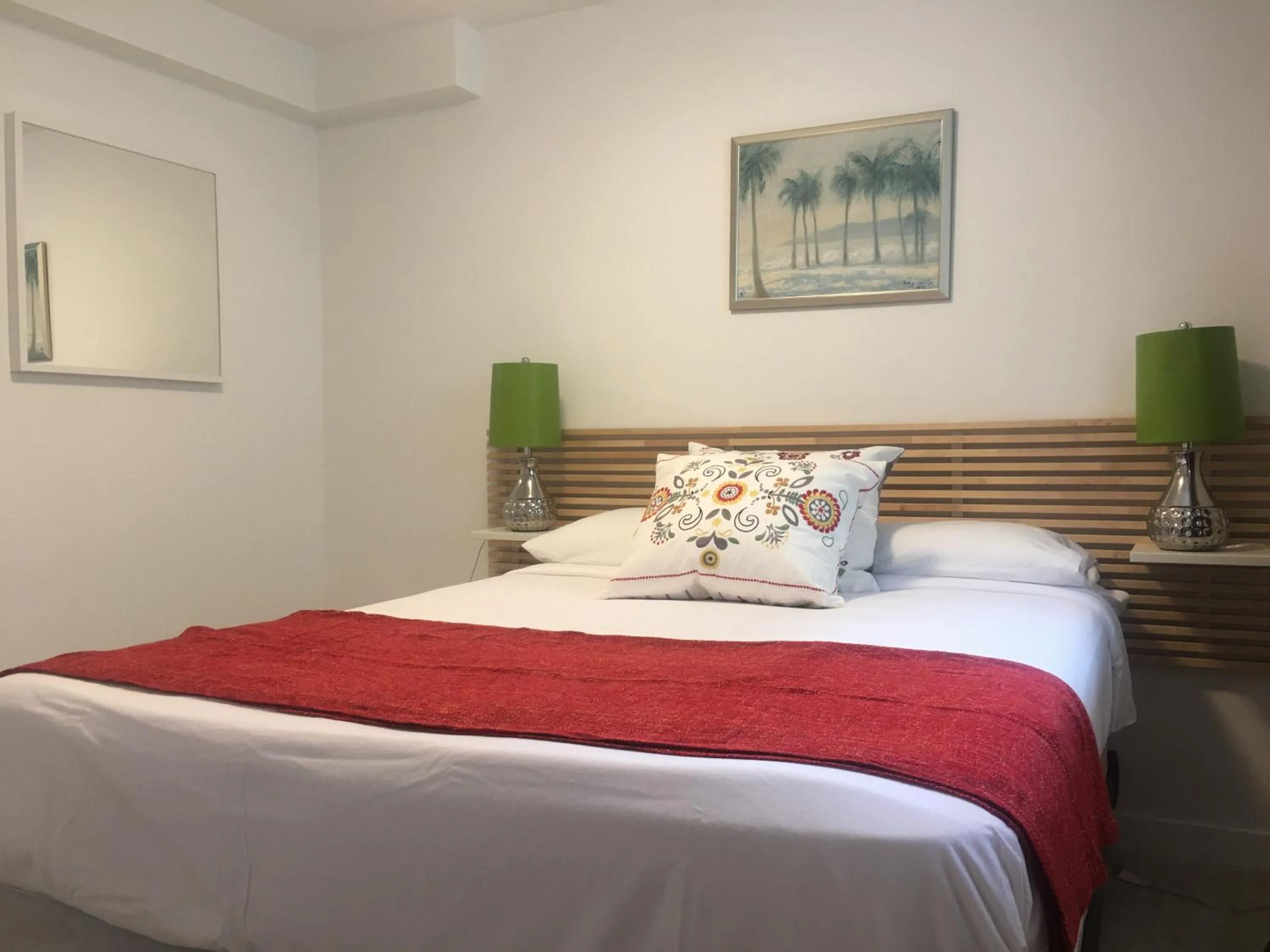 Photo of the whole room, Bed in The Inn on College