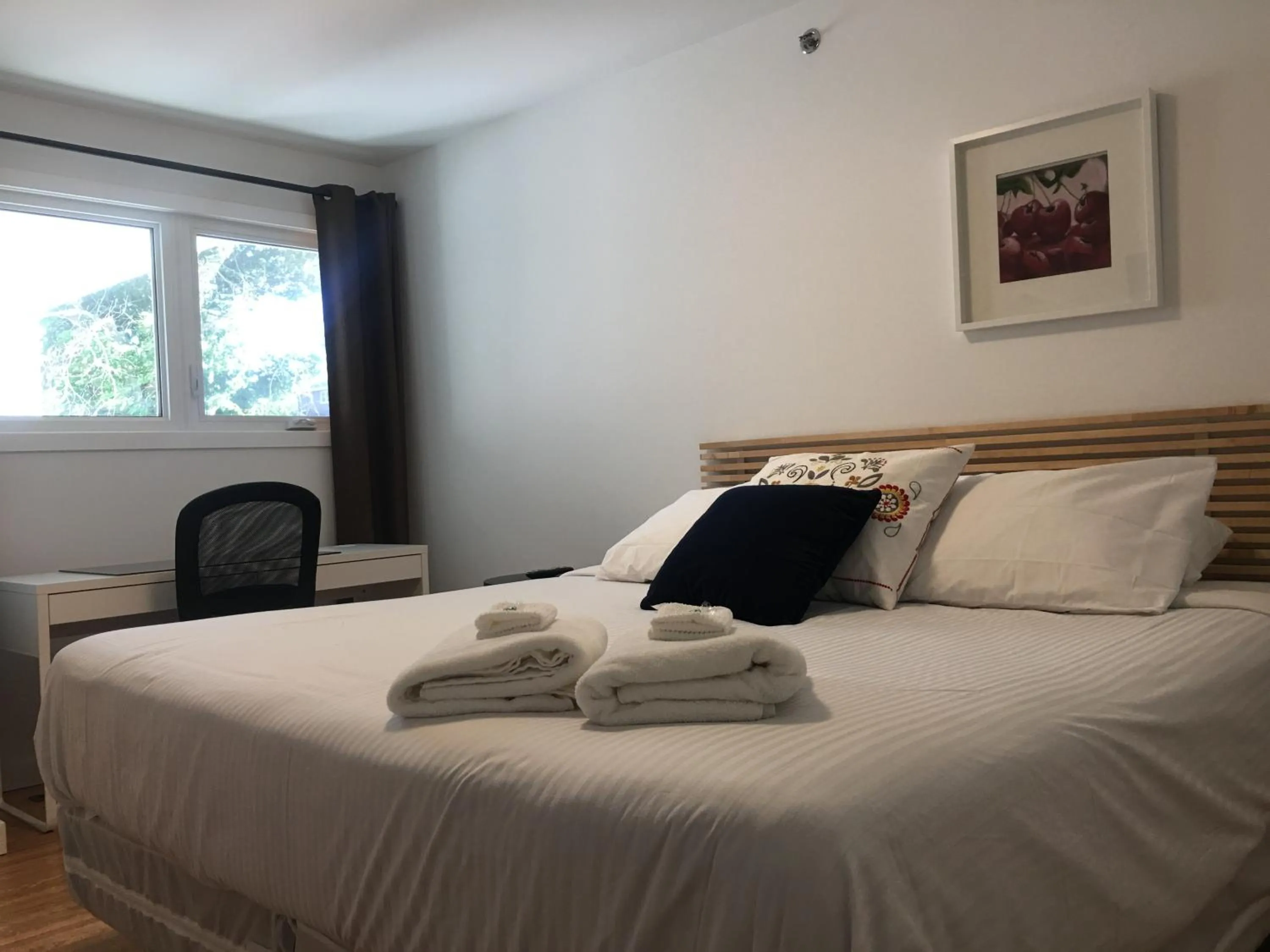 Day, Bed in The Inn on College