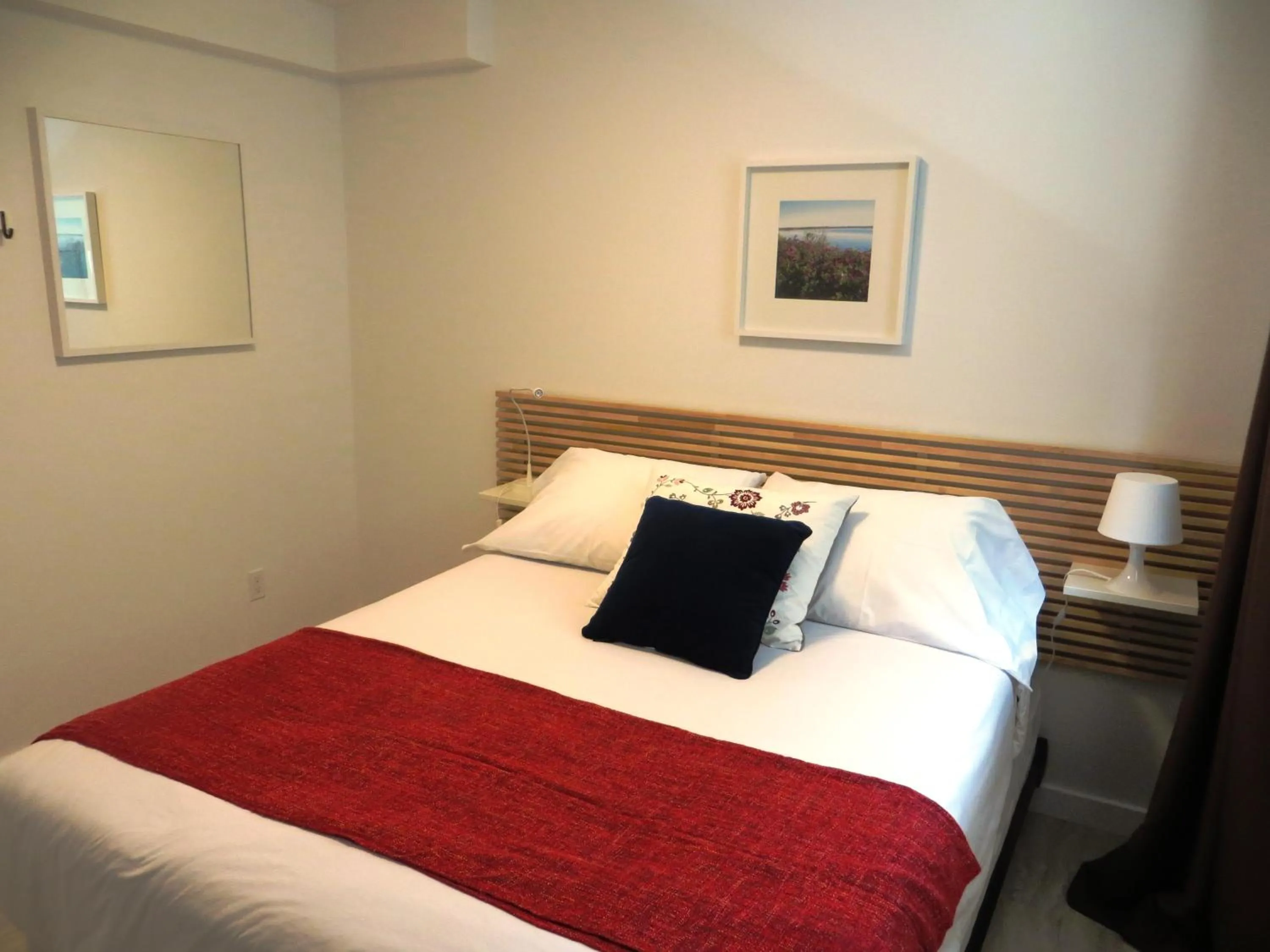 Photo of the whole room, Bed in The Inn on College