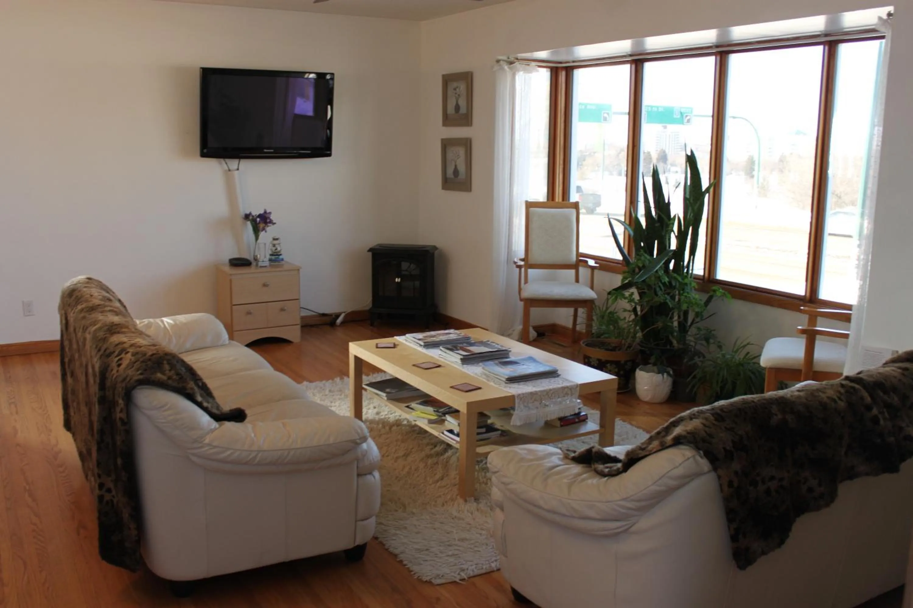 Communal lounge/ TV room in The Inn on College