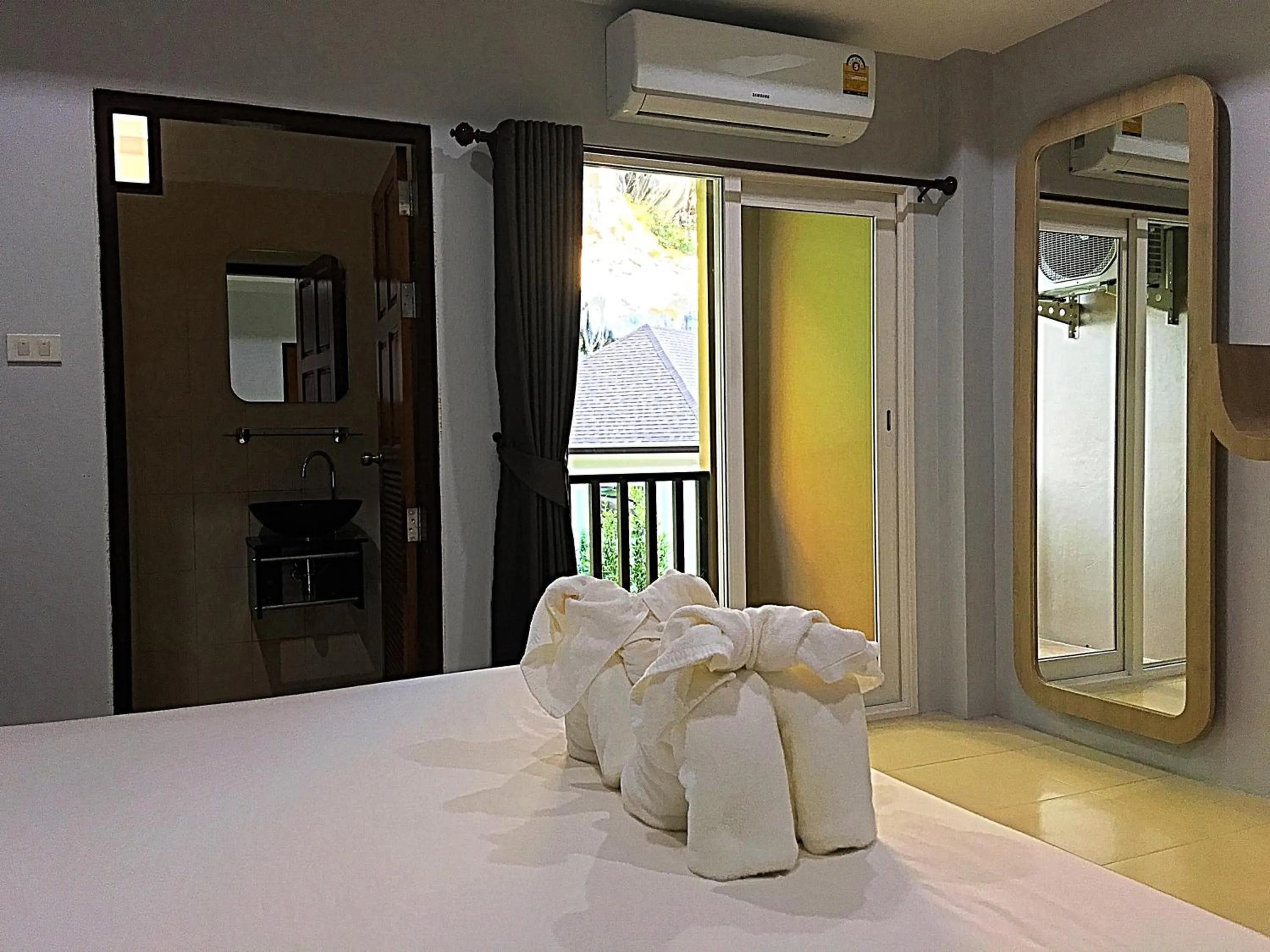 Photo of the whole room, Bed in Tonsai Bay Resort
