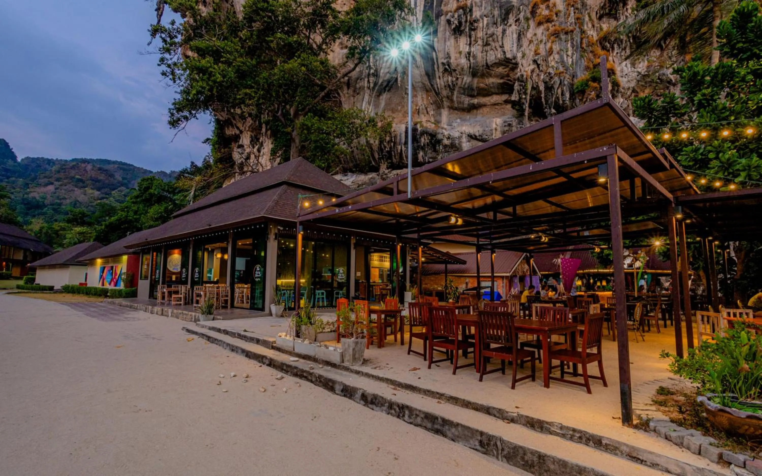 Restaurant/places to eat in Tonsai Bay Resort