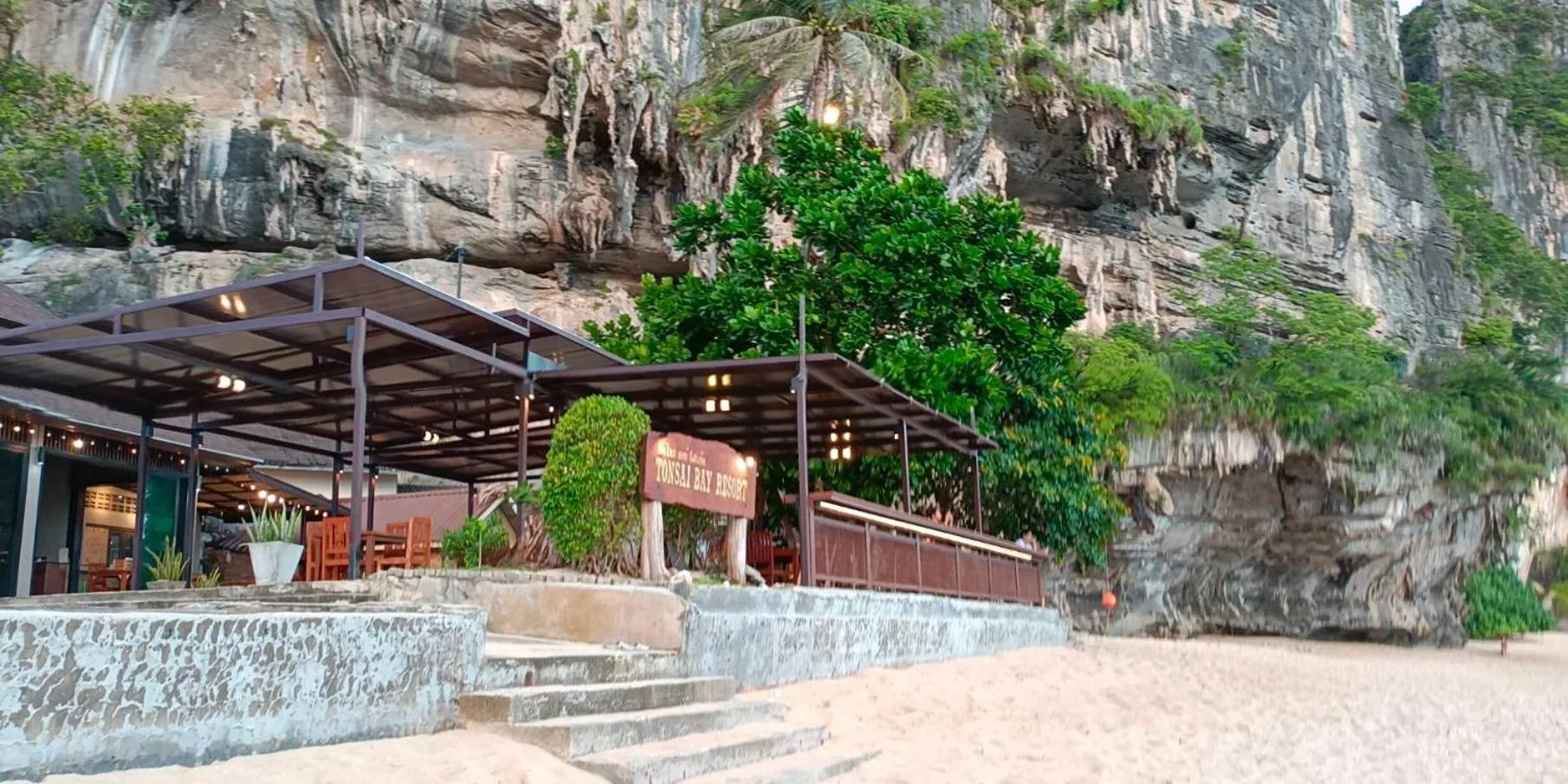 Restaurant/places to eat in Tonsai Bay Resort