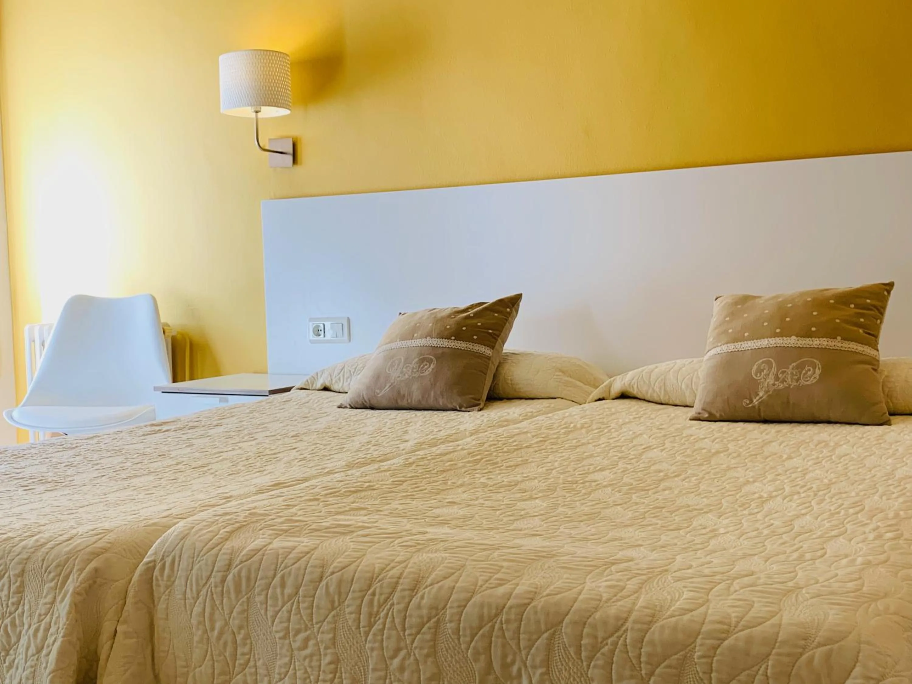 Bed in Hotel Restaurant Llansola