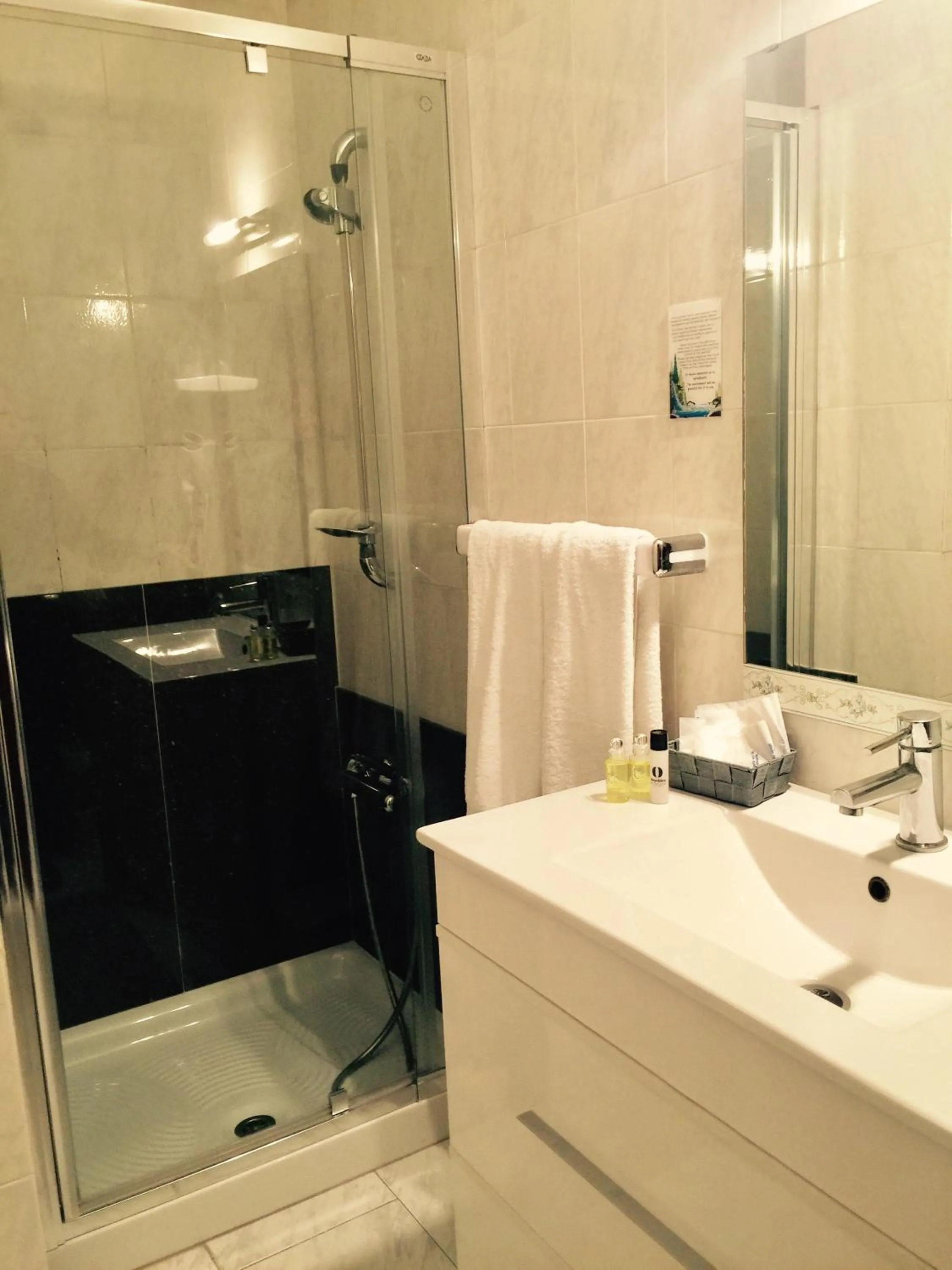 Bathroom in Hotel Restaurant Llansola