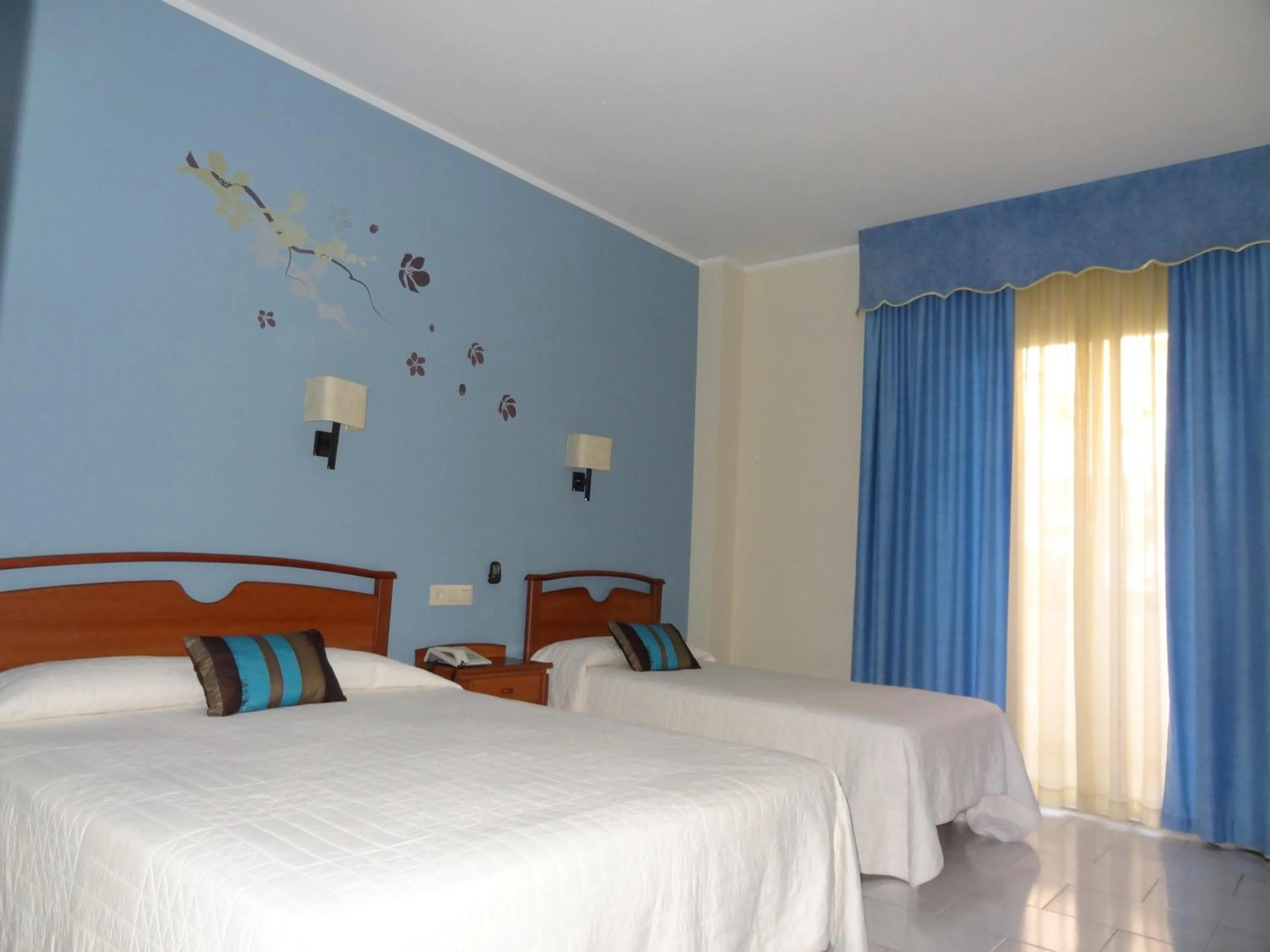 Photo of the whole room, Bed in Hotel Restaurant Llansola