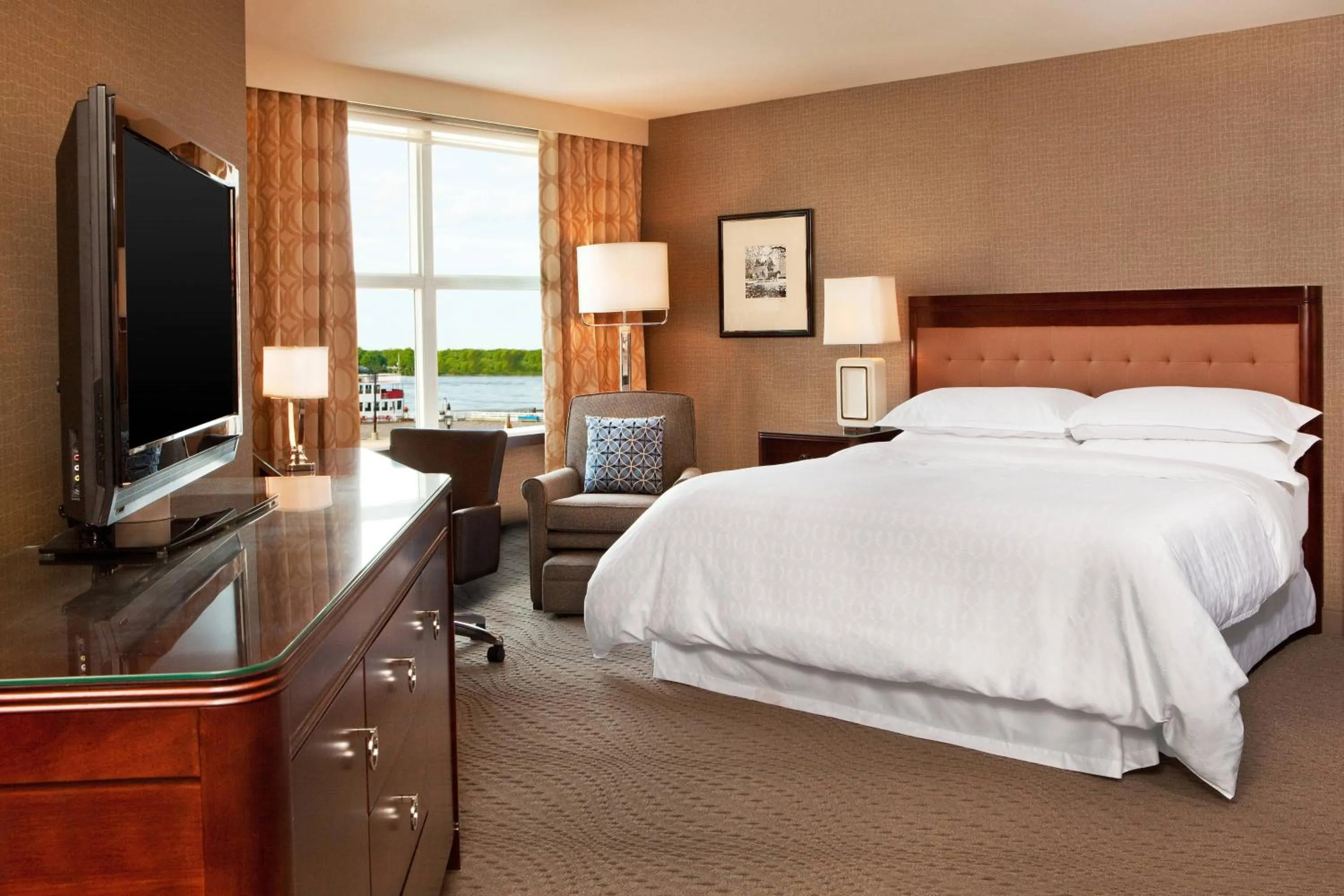 Photo of the whole room, Bed in Sheraton Portsmouth Harborside Hotel