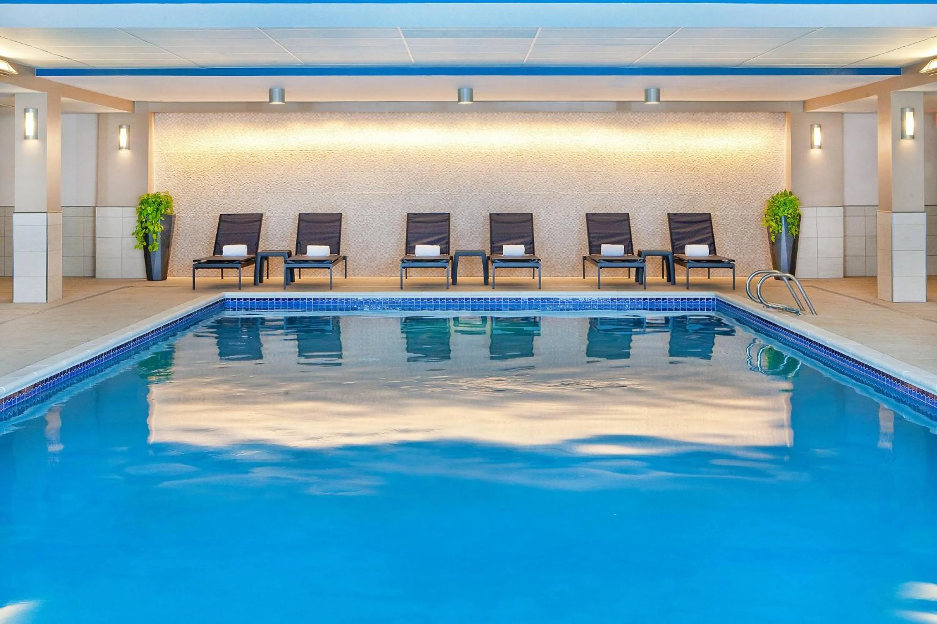 Swimming pool in Sheraton Portsmouth Harborside Hotel