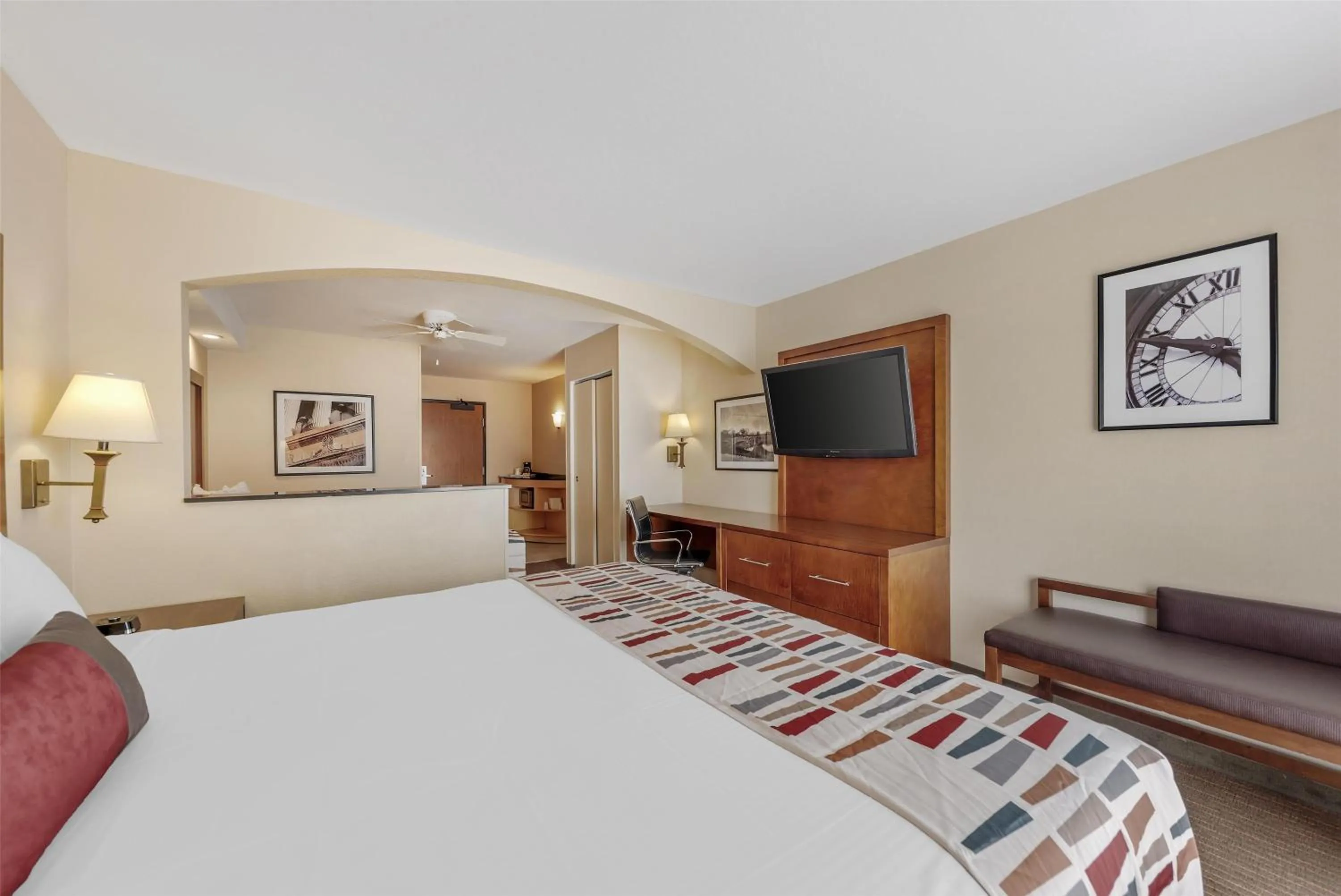 Photo of the whole room, Bed in Best Western Alamo Suites