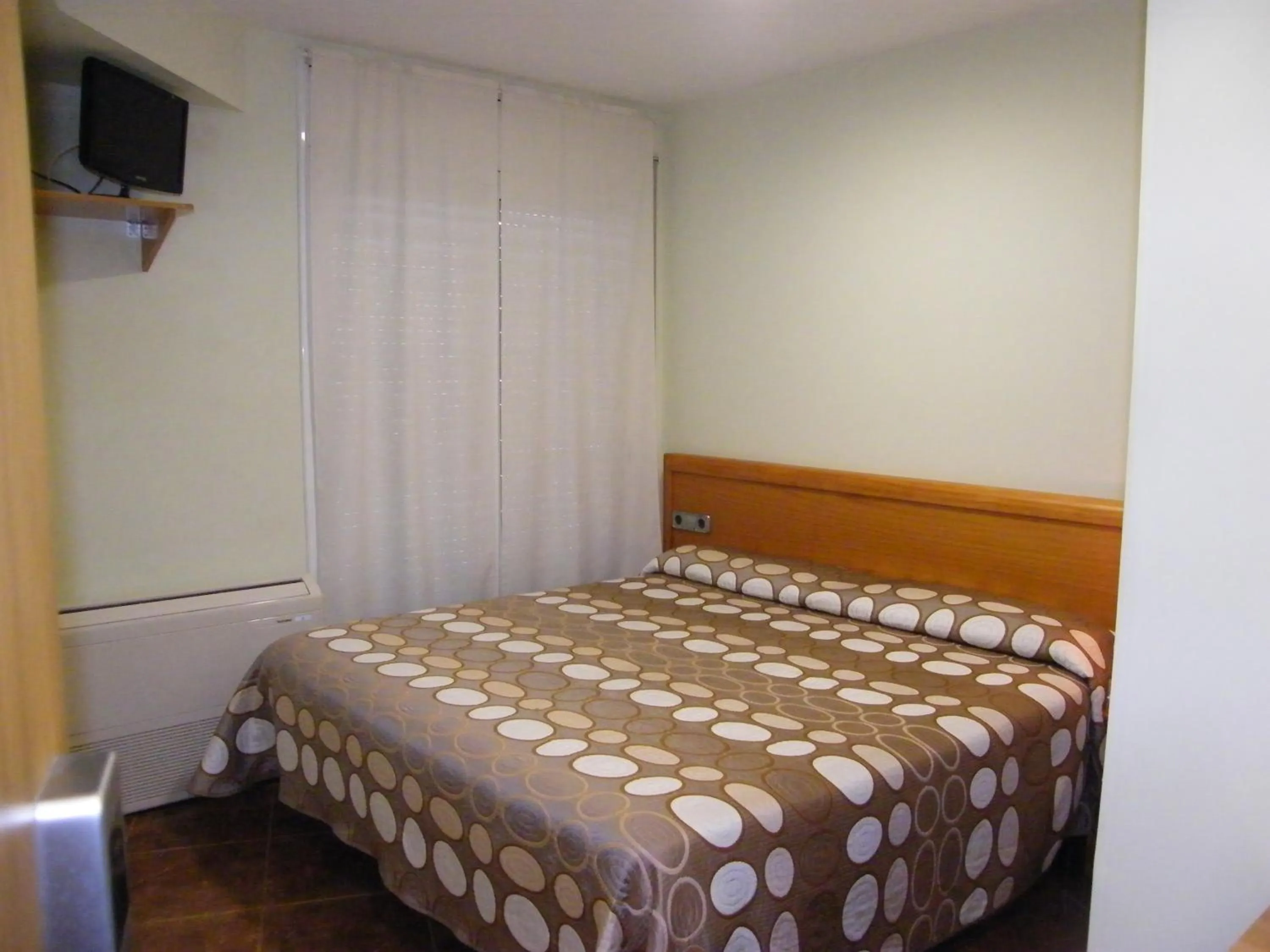 Photo of the whole room, Bed in Amolls Restaurant i Habitacions