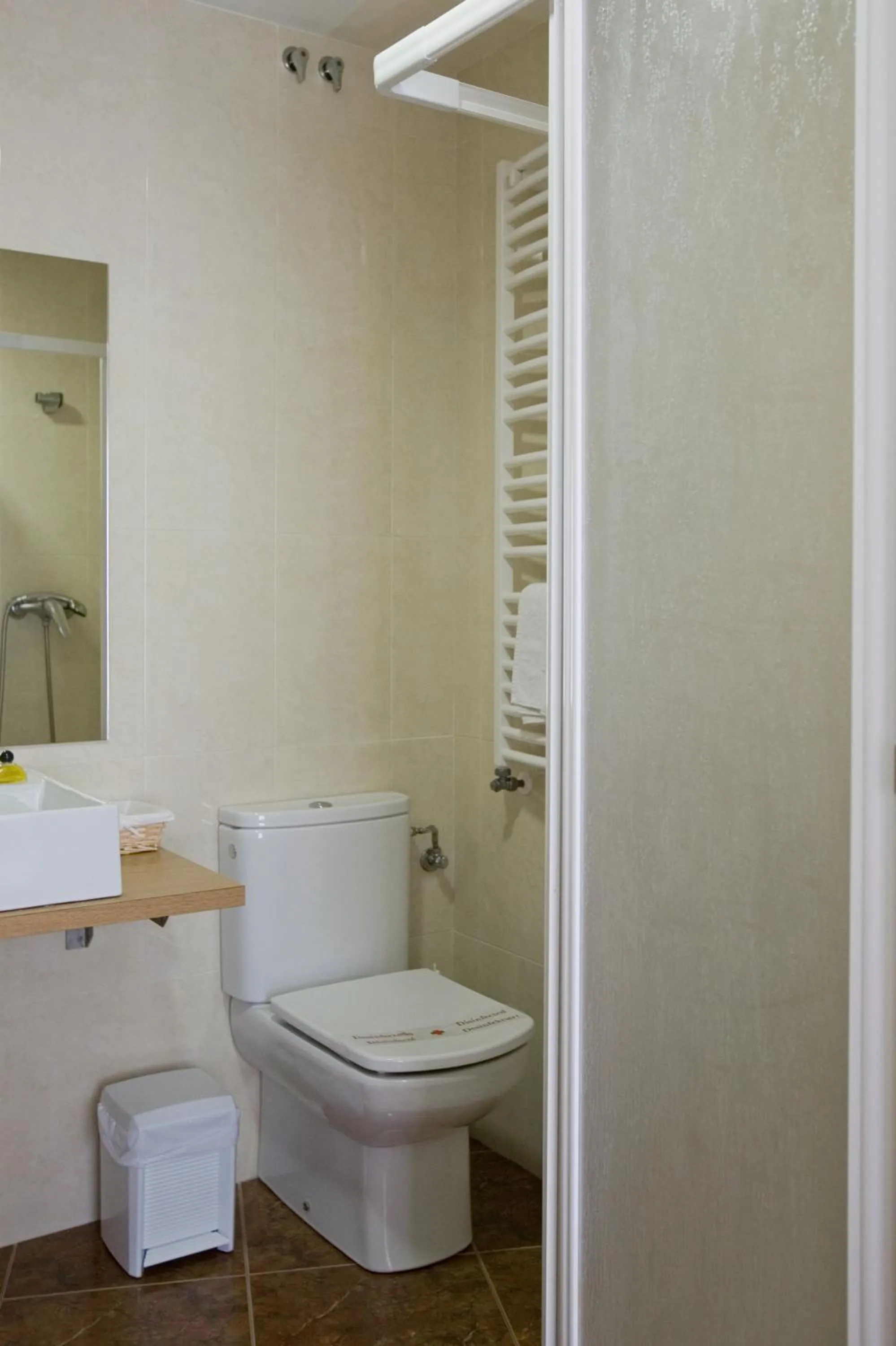 Bathroom in Amolls Restaurant i Habitacions