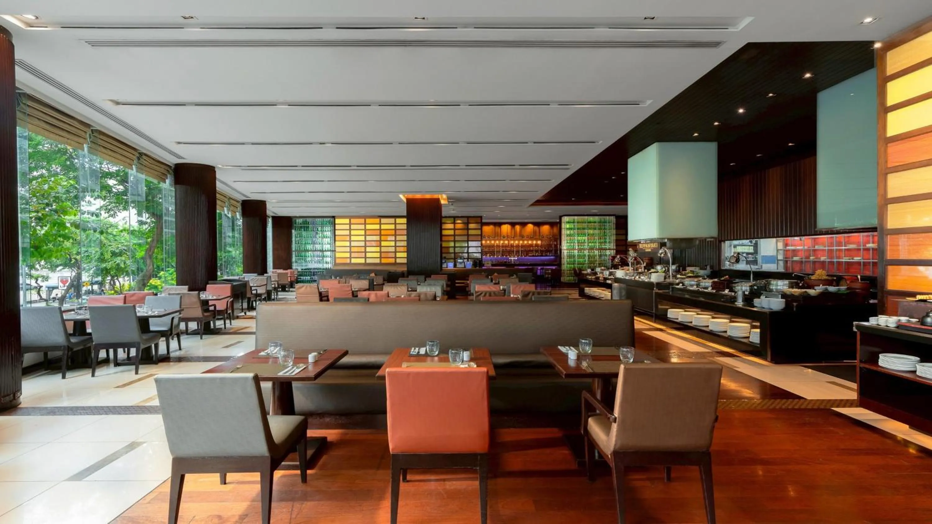 Restaurant/places to eat in Holiday Inn Bangkok Silom by IHG