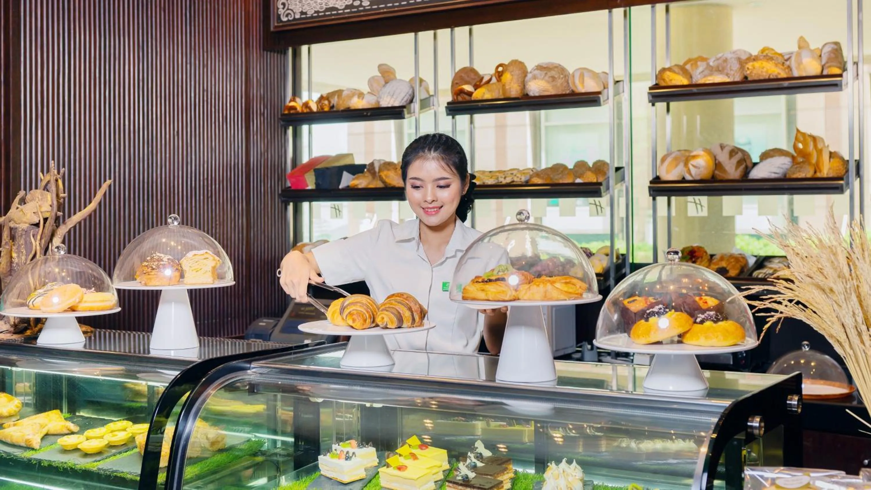 Restaurant/places to eat in Holiday Inn Bangkok Silom by IHG