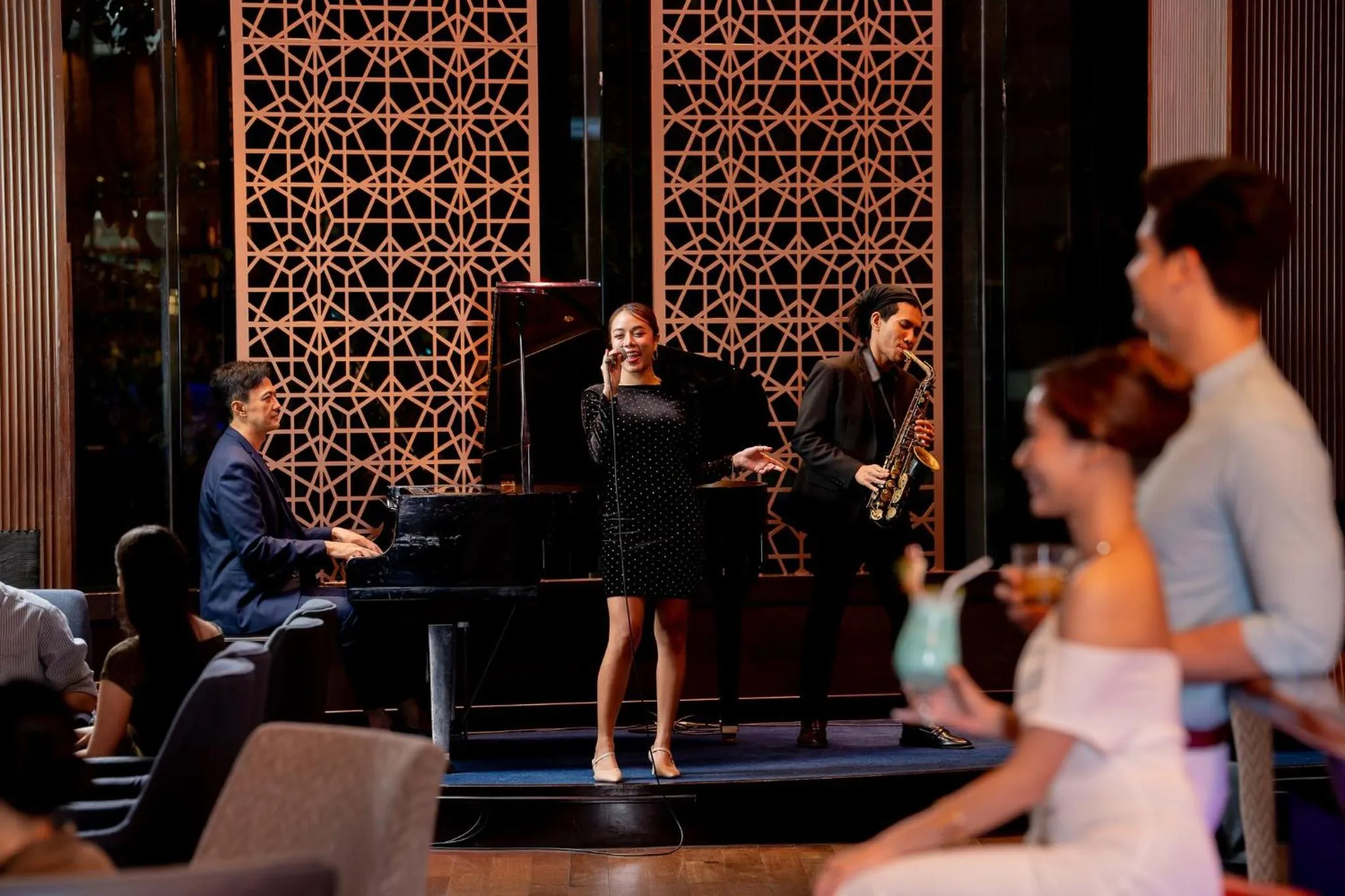 Lounge or bar in Holiday Inn Bangkok Silom by IHG