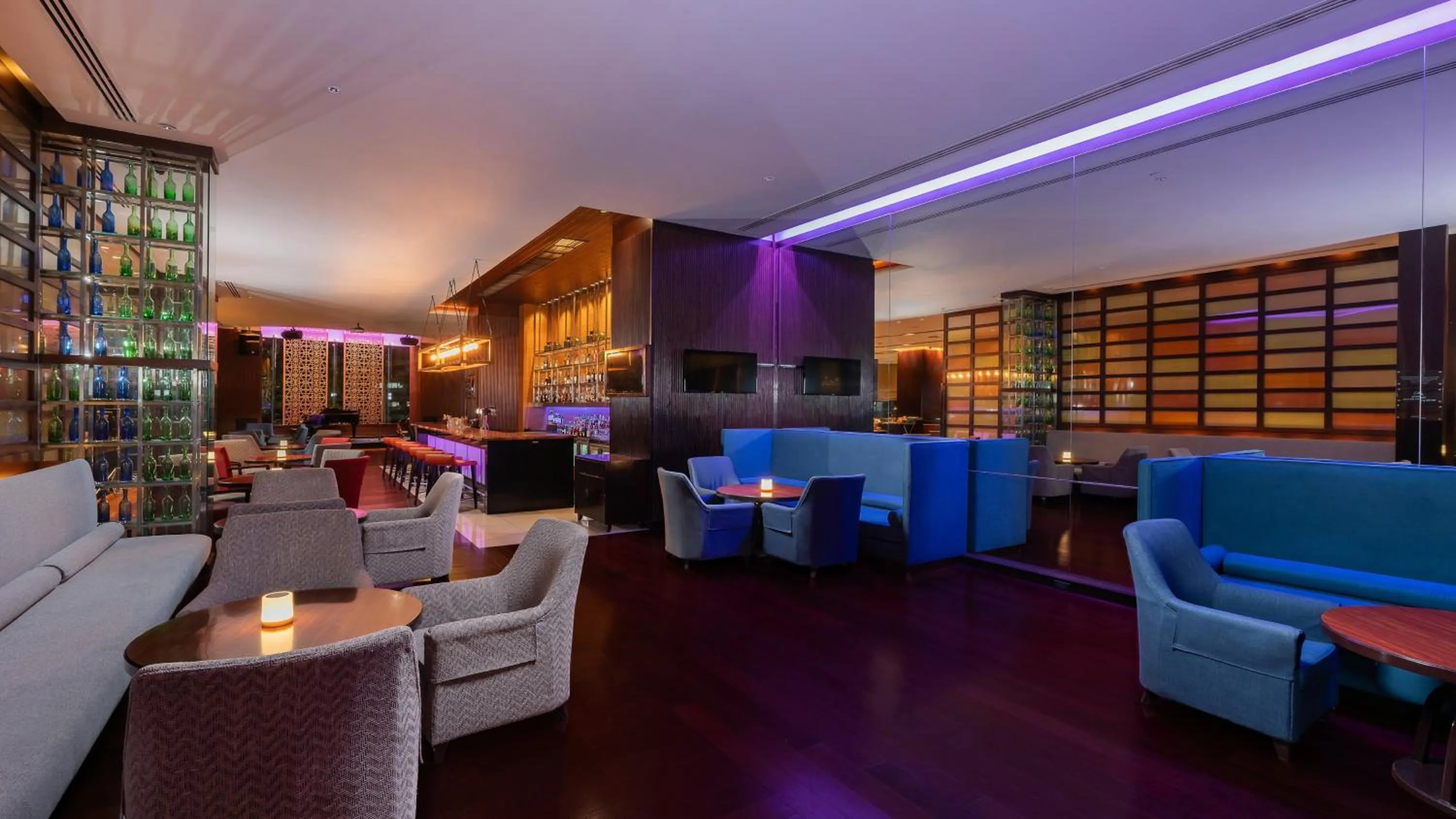 Lounge or bar in Holiday Inn Bangkok Silom by IHG