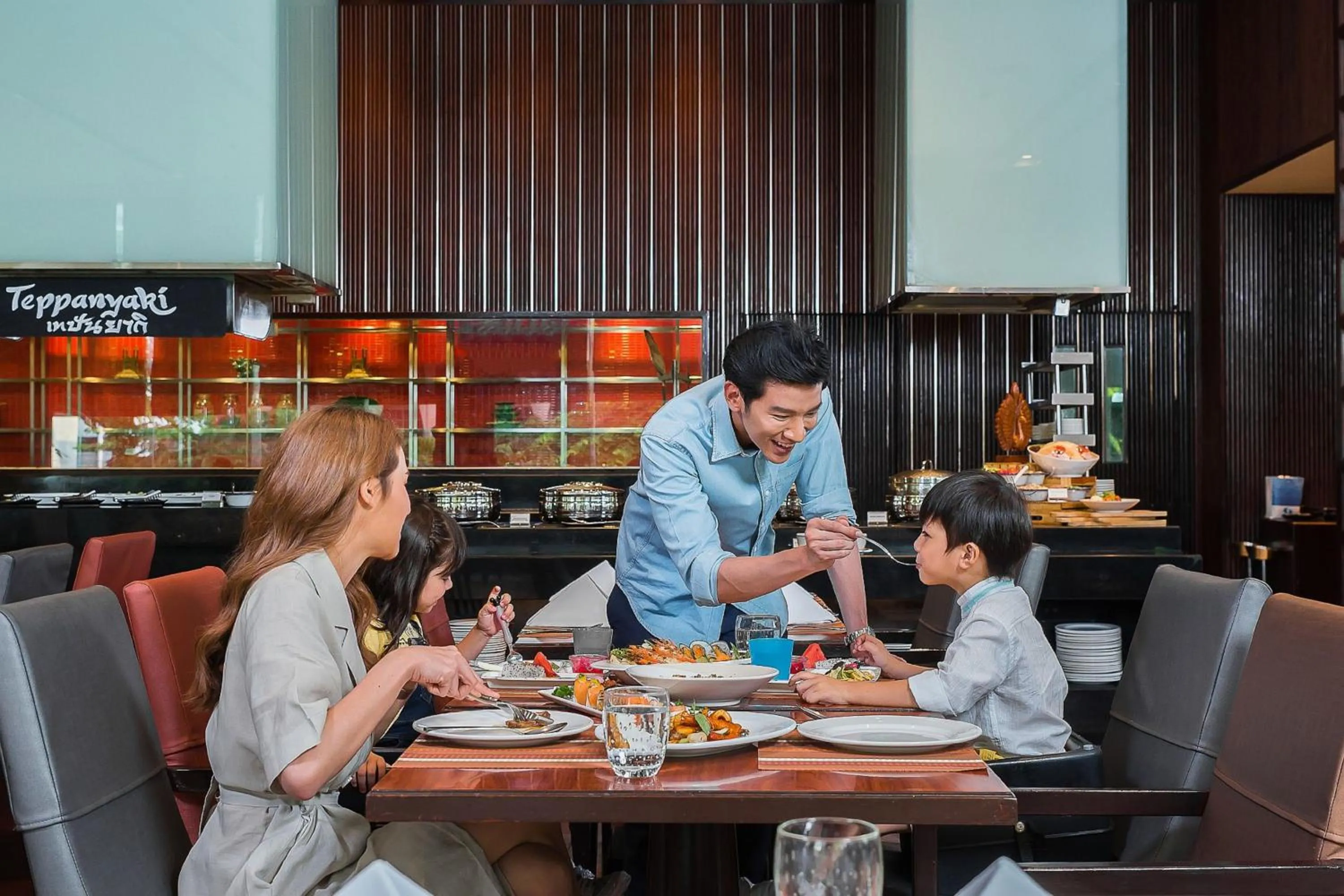 Restaurant/places to eat in Holiday Inn Bangkok Silom by IHG