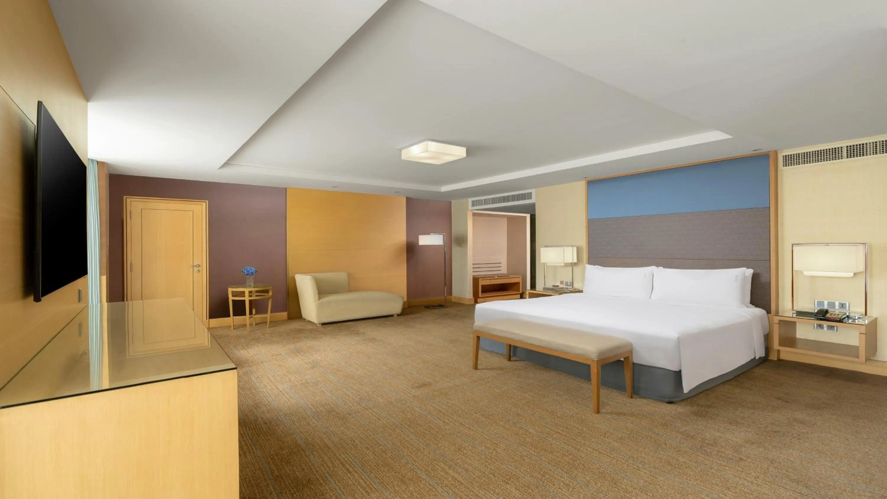 Photo of the whole room, Bed in Holiday Inn Bangkok Silom by IHG