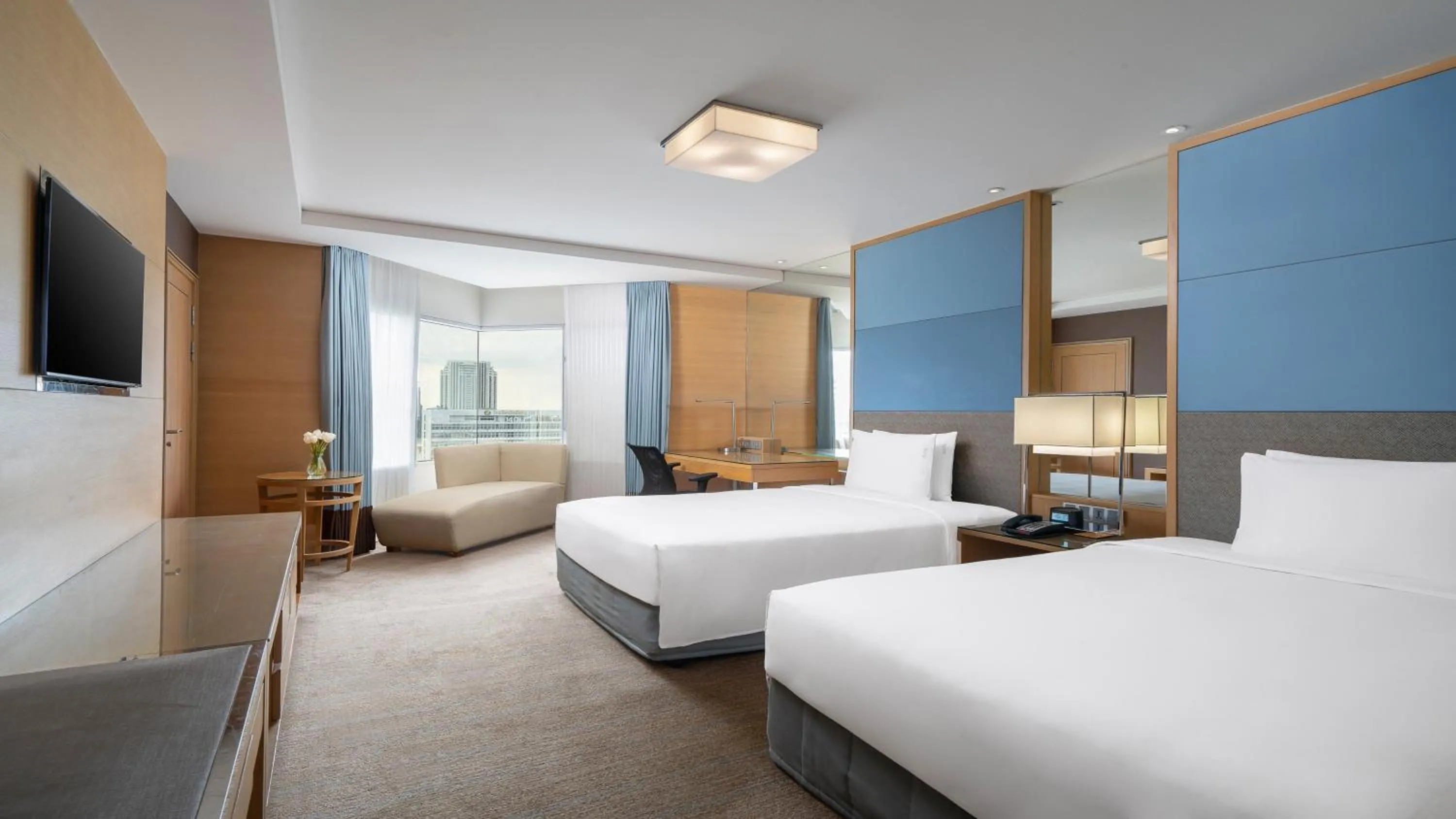 Photo of the whole room, Bed in Holiday Inn Bangkok Silom by IHG