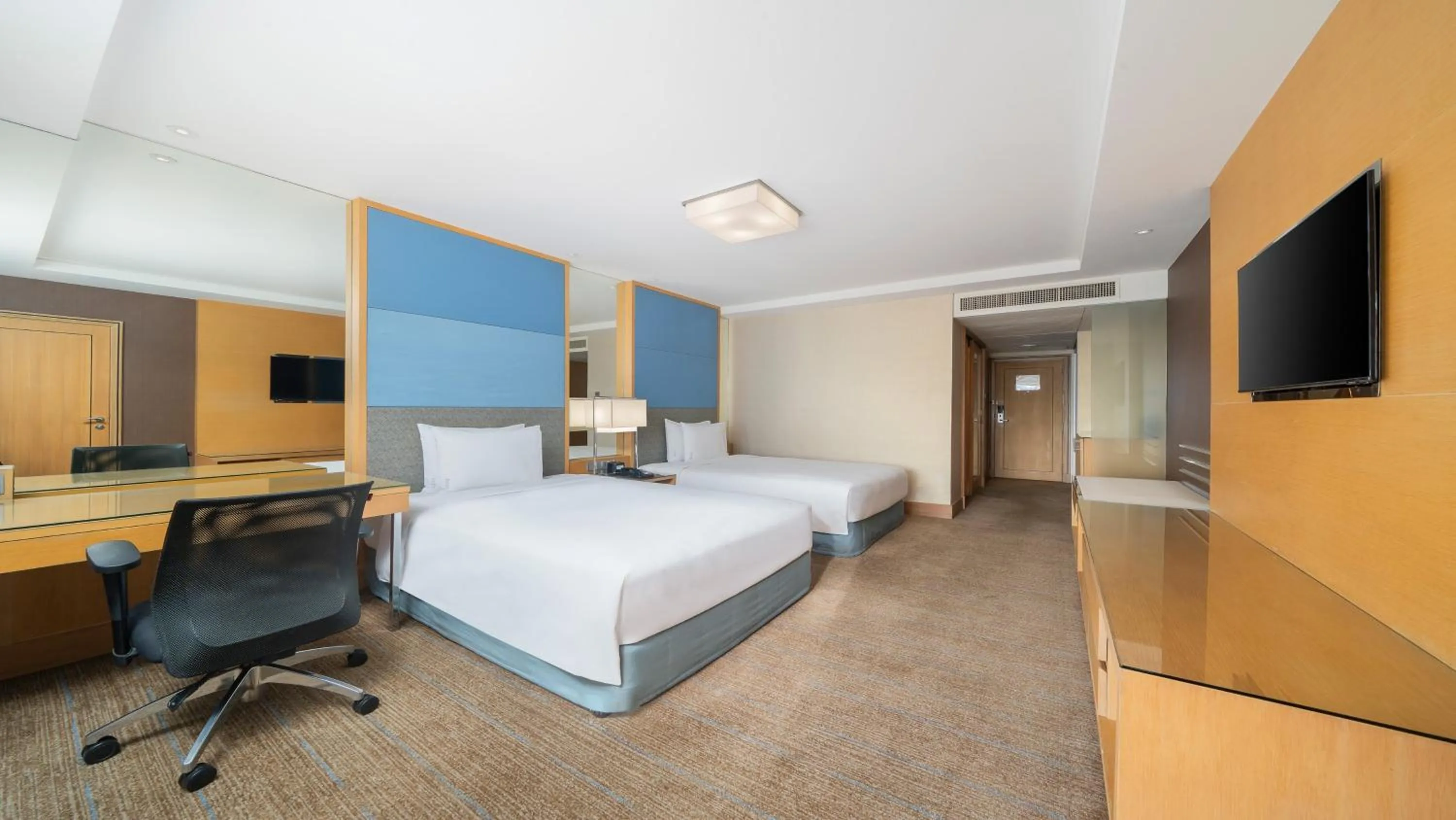 Photo of the whole room, Bed in Holiday Inn Bangkok Silom by IHG