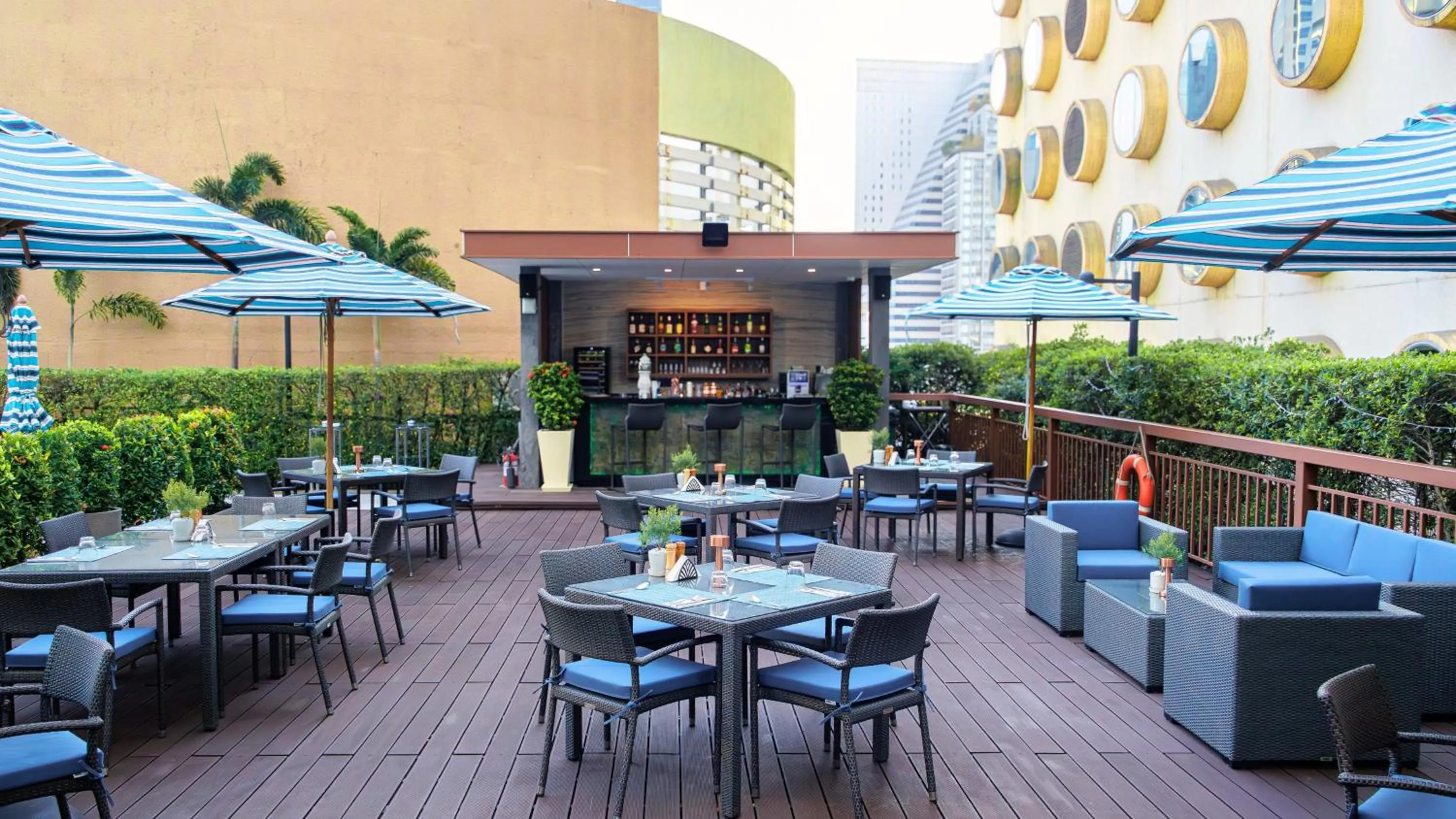 Restaurant/places to eat in Holiday Inn Bangkok Silom by IHG