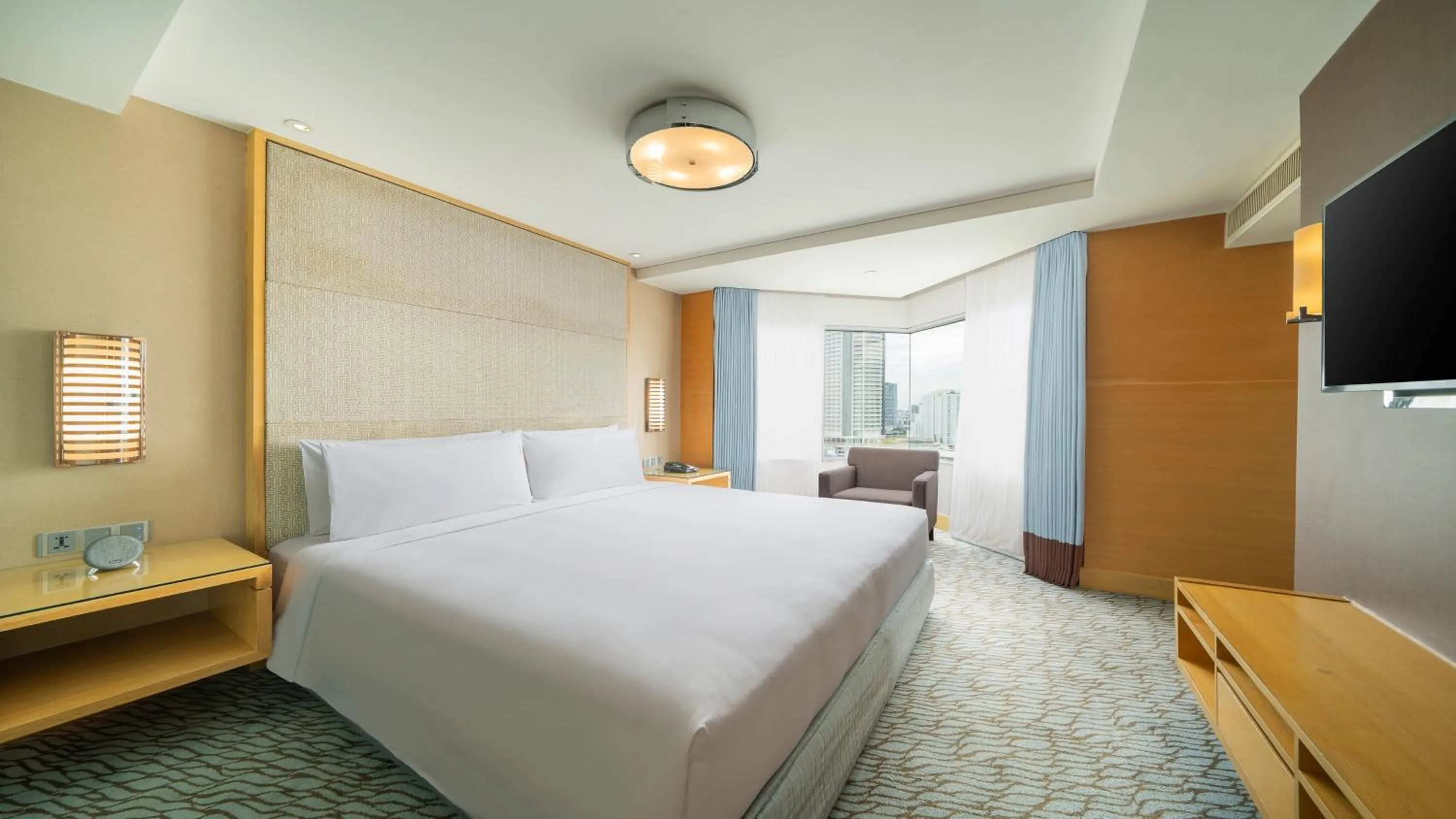 Photo of the whole room, Bed in Holiday Inn Bangkok Silom by IHG