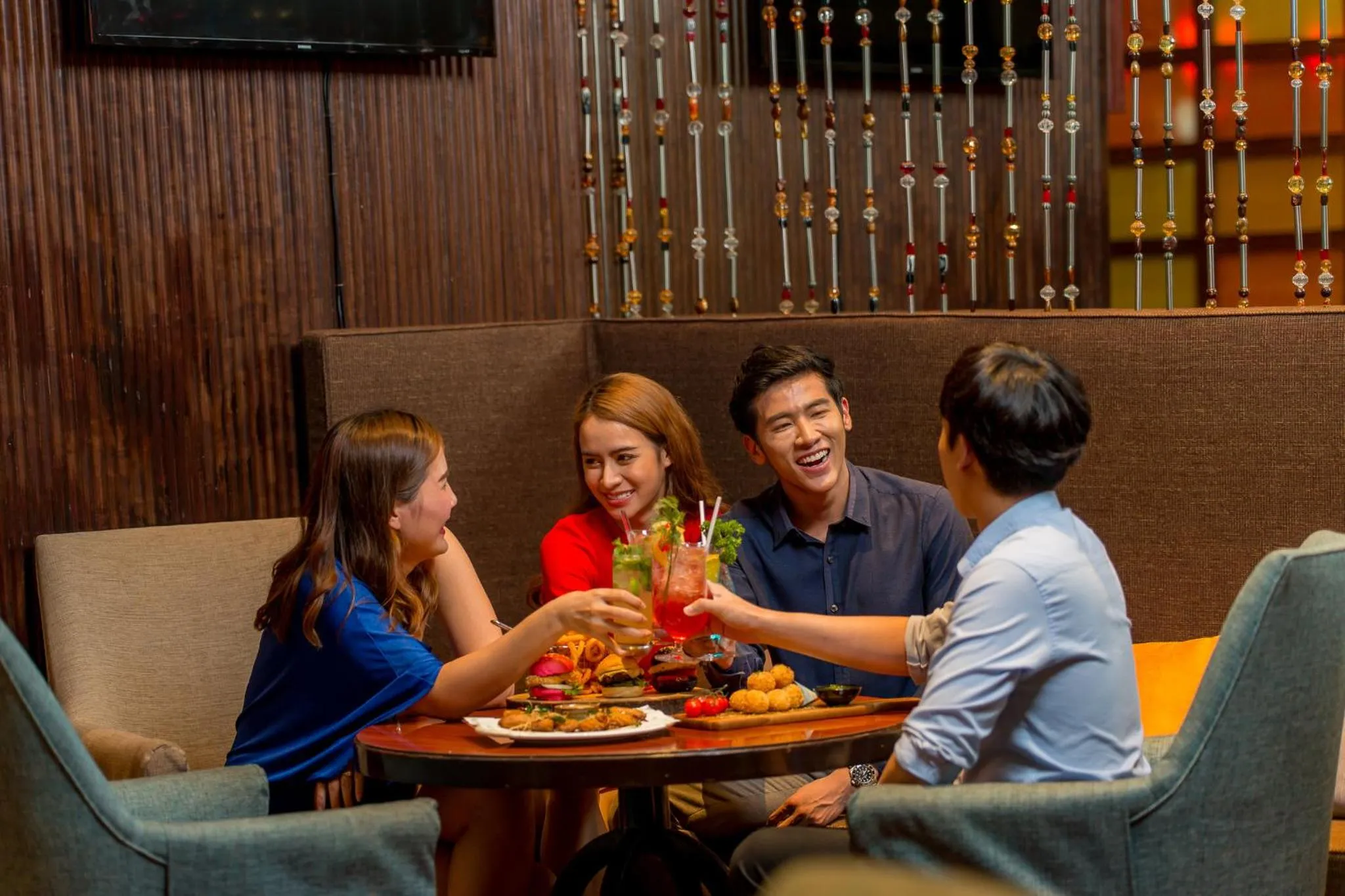 Lounge or bar in Holiday Inn Bangkok Silom by IHG