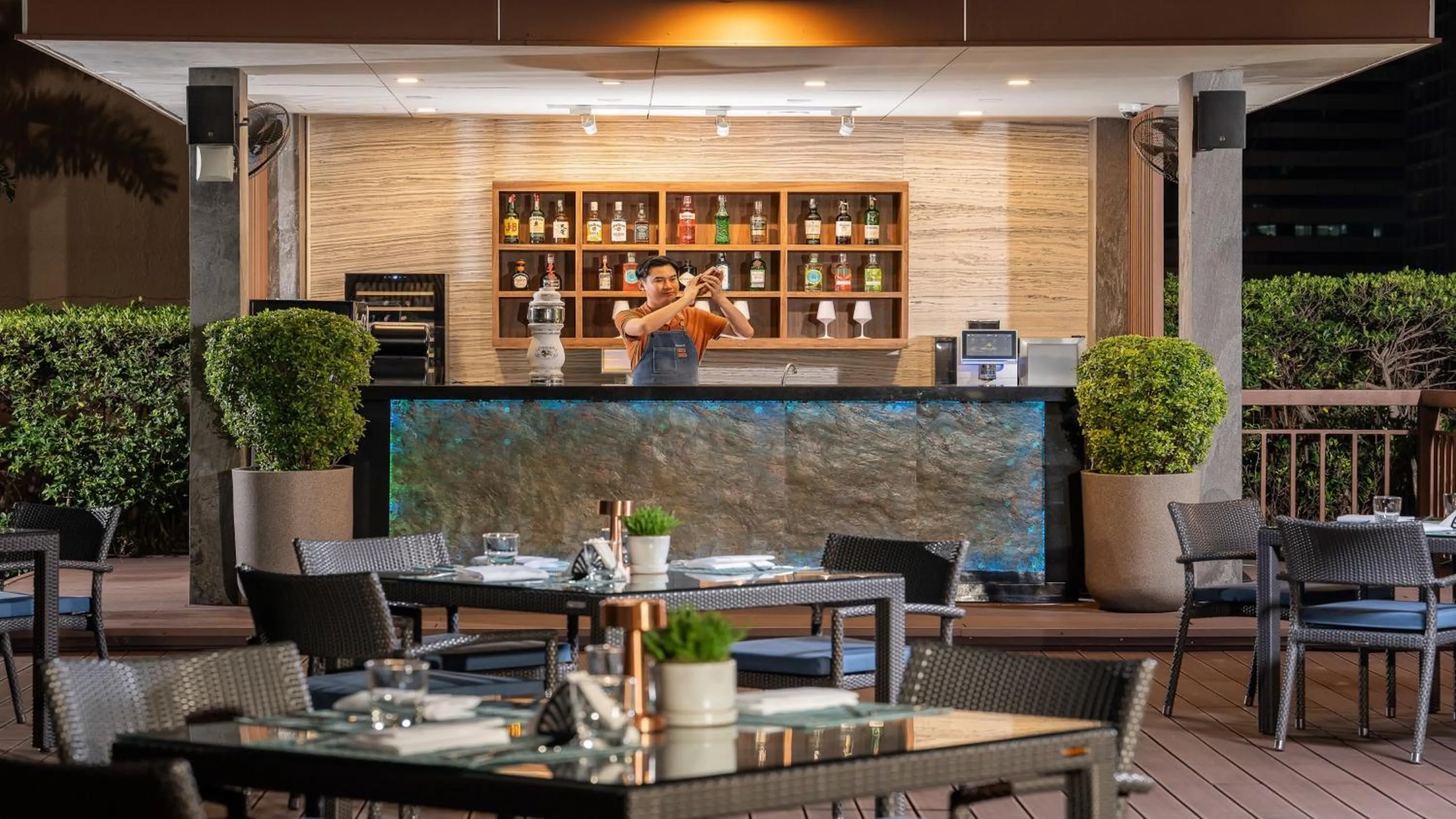 Restaurant/places to eat in Holiday Inn Bangkok Silom by IHG